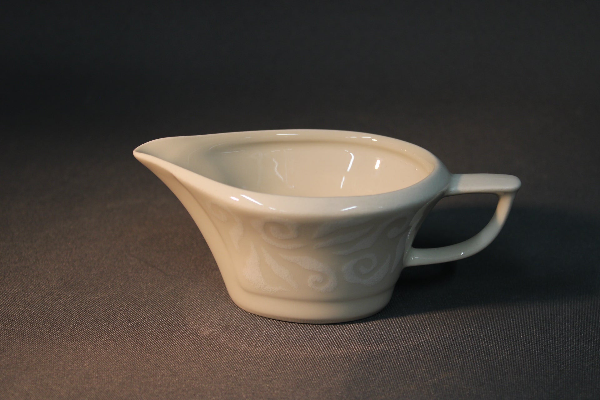 Pentik Vanilja kermakko sivusta kuvattuna, vaalea keramiikka