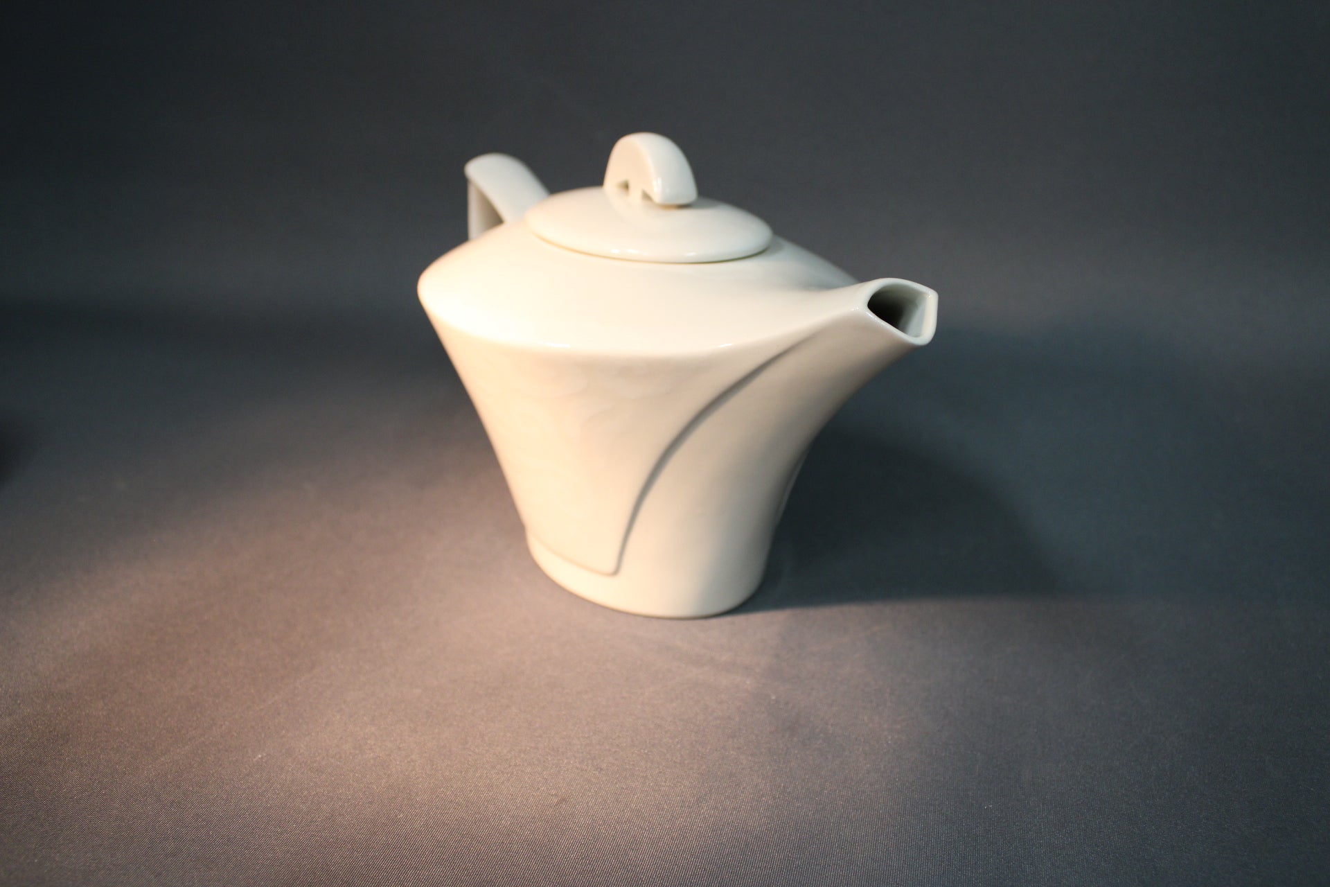 Pentik Vanilja teekannun kaatonokka edestä kuvattuna