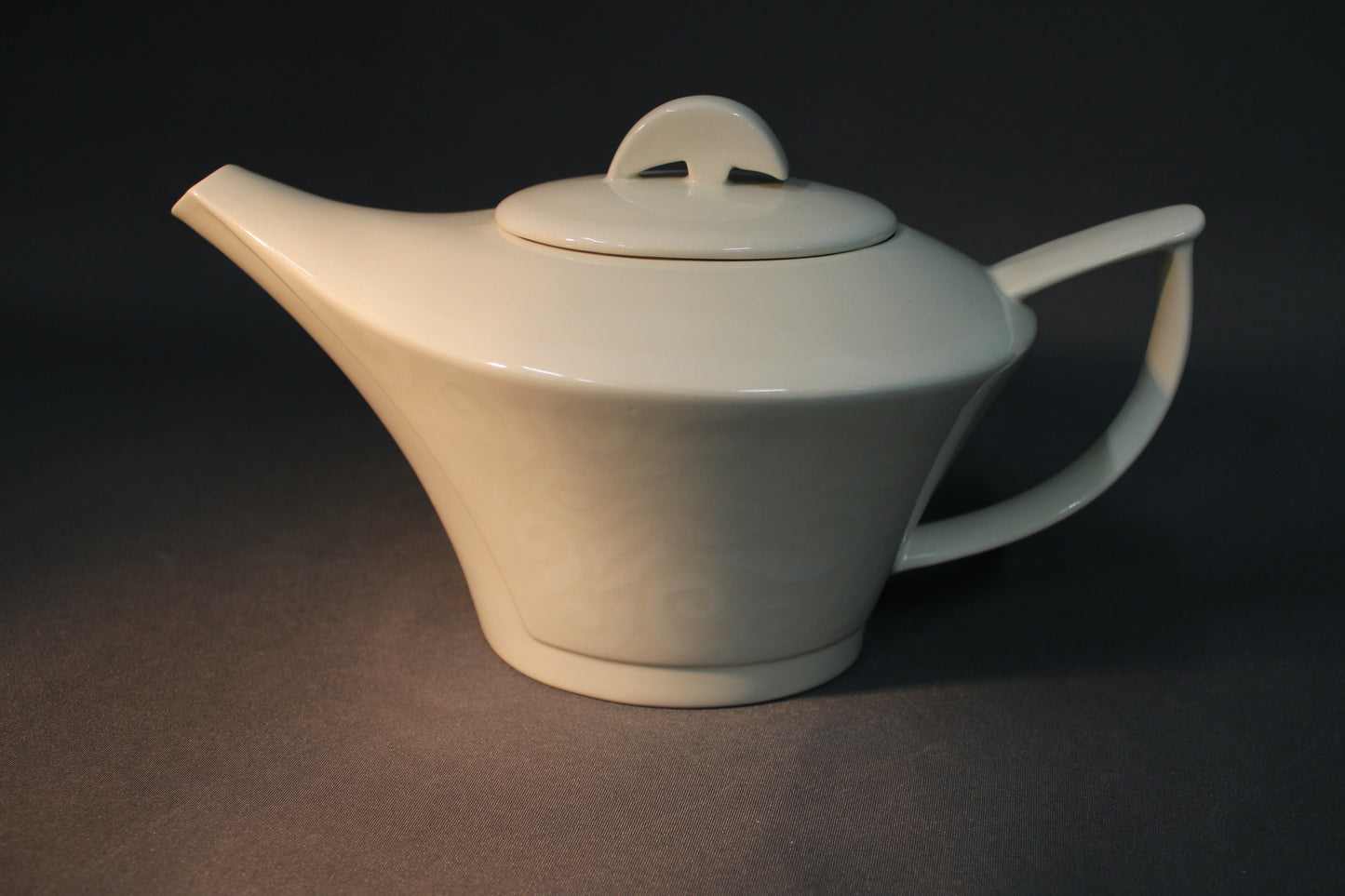 Pentik Vanilja teekannu sivusta kuvattuna, vaalea keramiikka