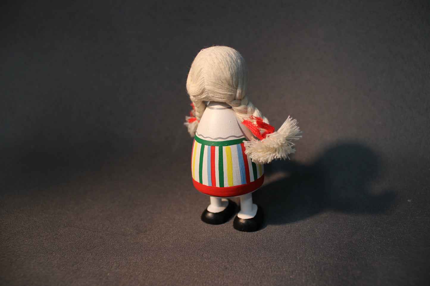 puunukke takaa, maalattu asu ja yksityiskohdat