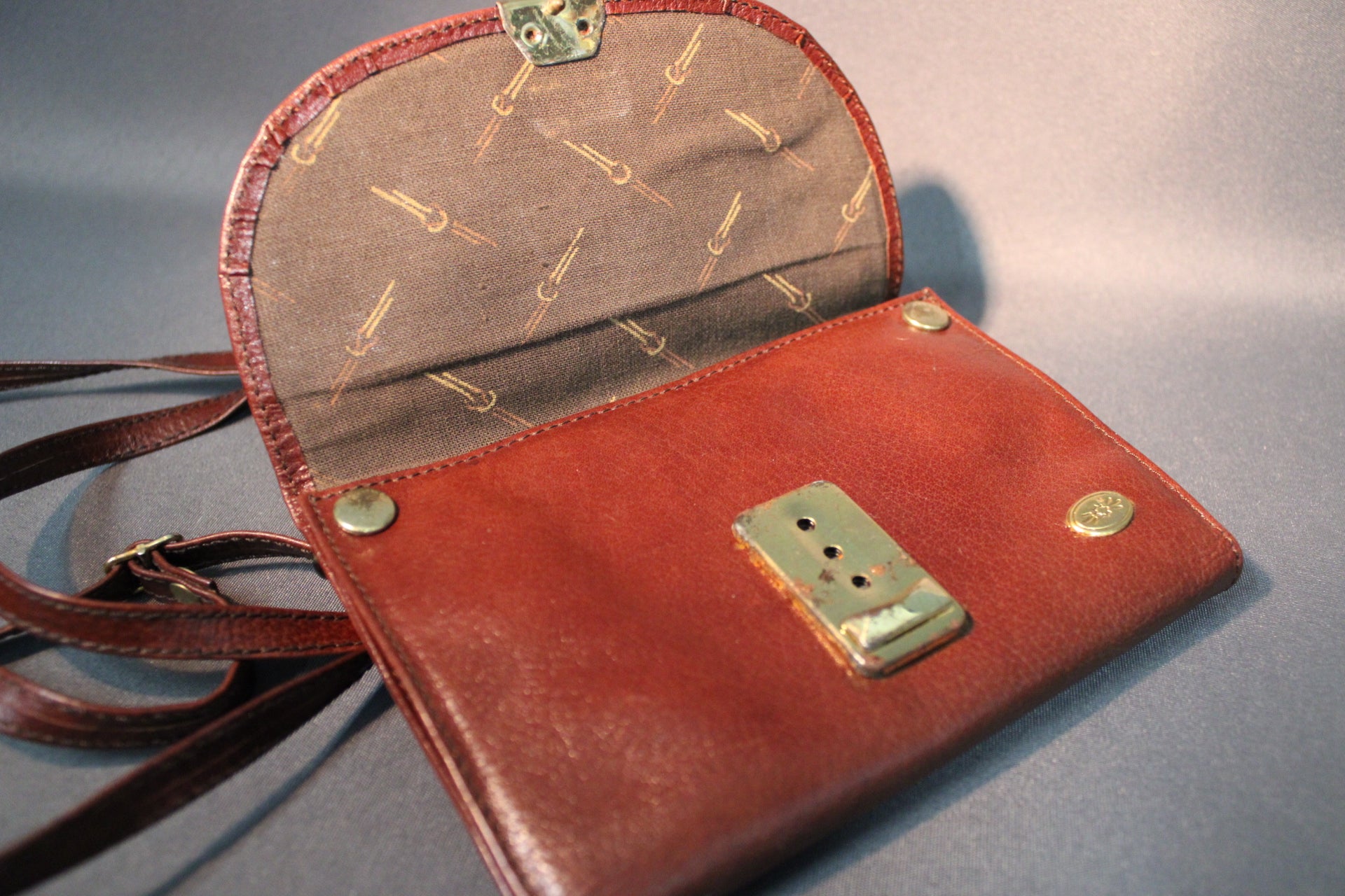 Vintage-nahkalaukku avattuna, sisäpuolen yksityiskohdat