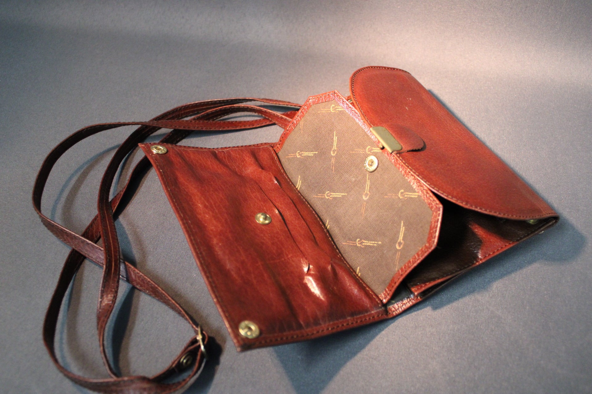 Pienen vintage-nahkalaukun sisätaskut ja vuori,korttitaskut