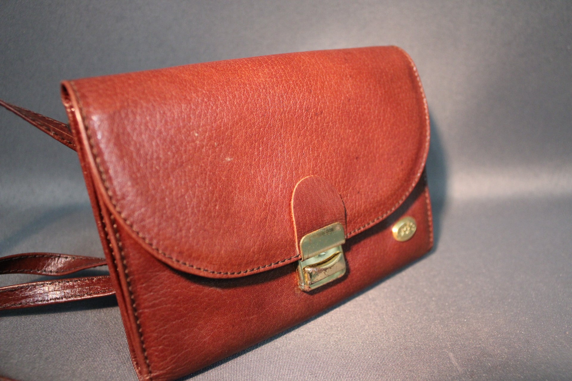 Pieni ruskea vintage-nahkalaukku edestä kuvattuna