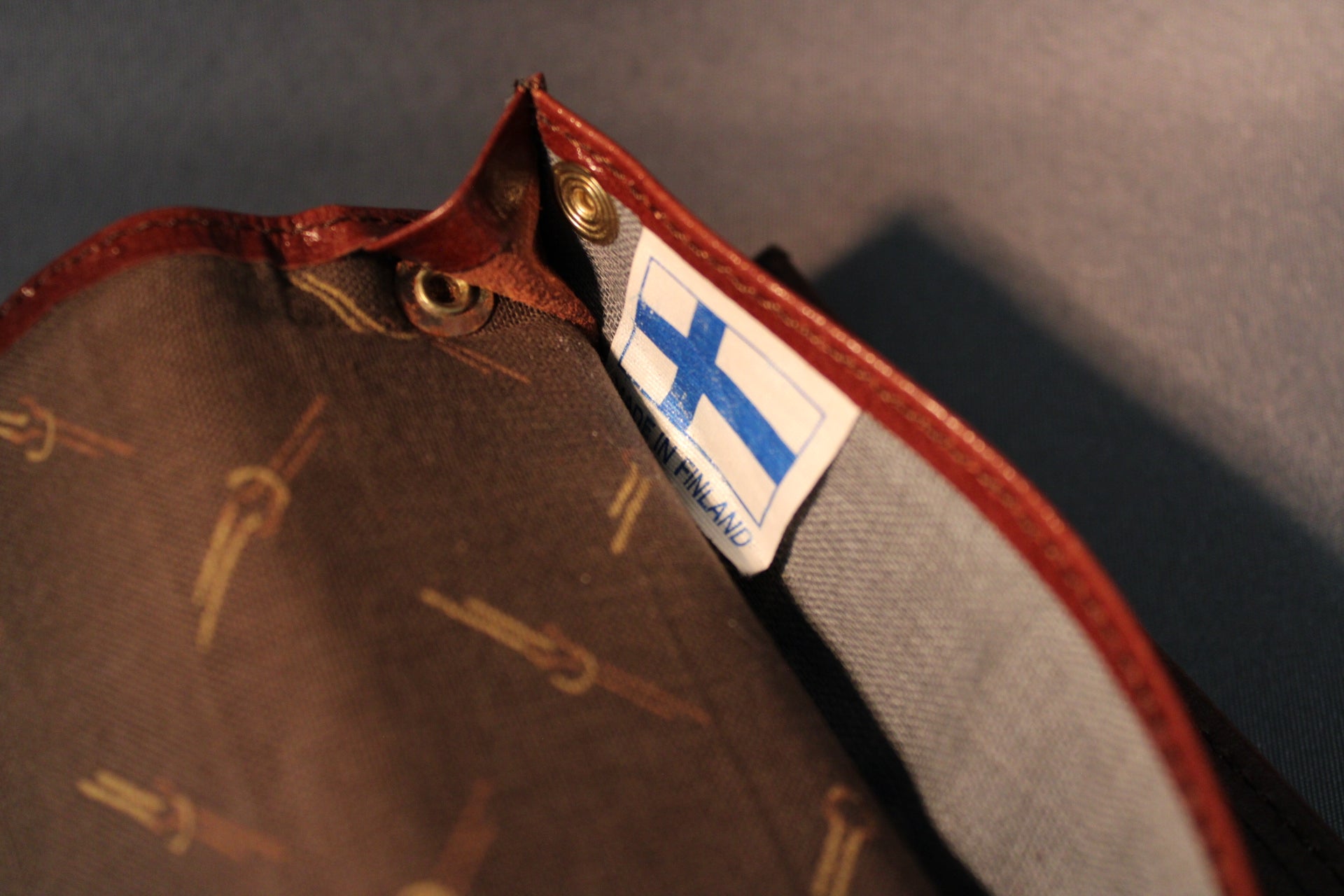 Made in Finland -merkintä vintage-nahkalaukun sisäpuolella