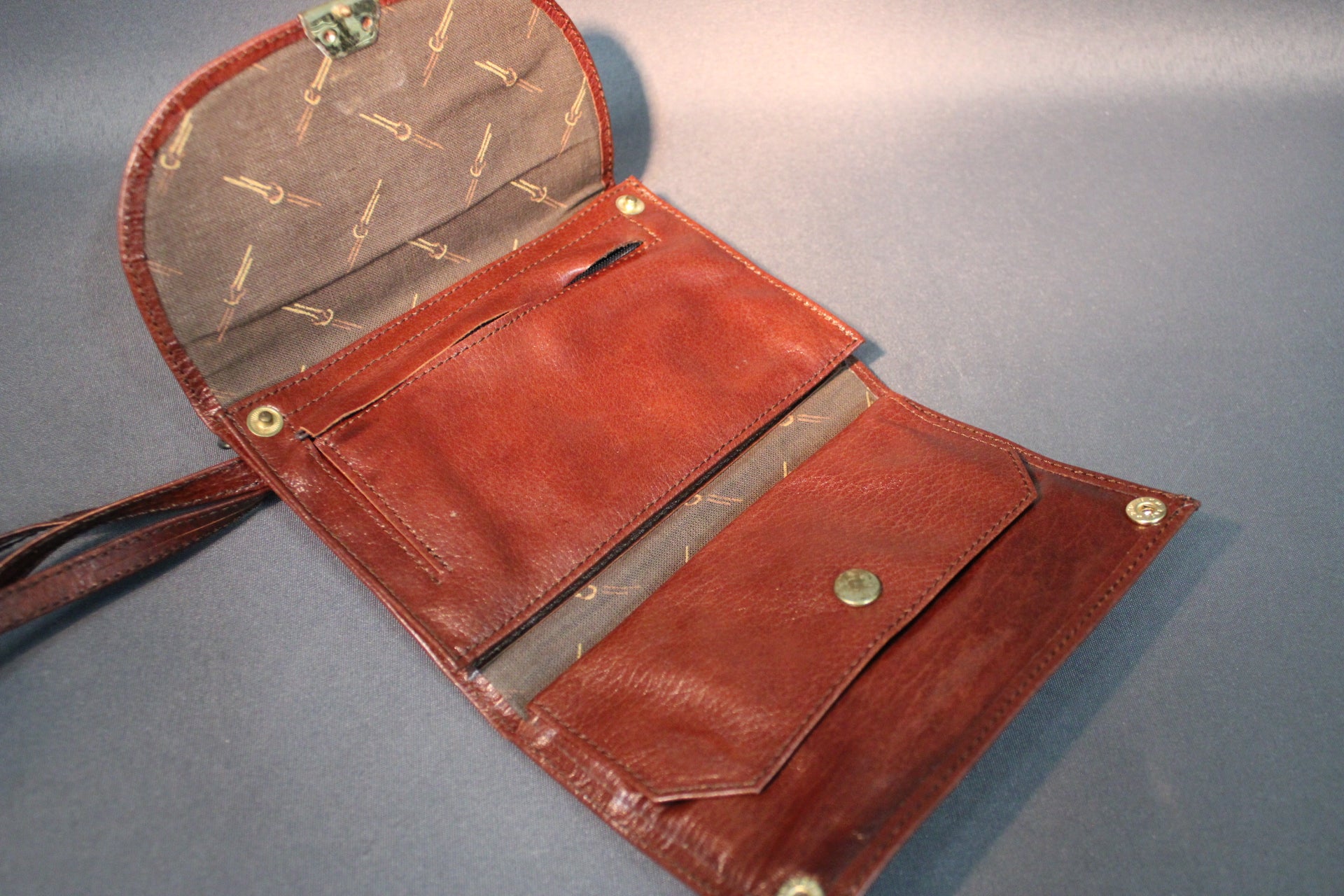 Pienen vintage-nahkalaukun sisätaskut ja vuori