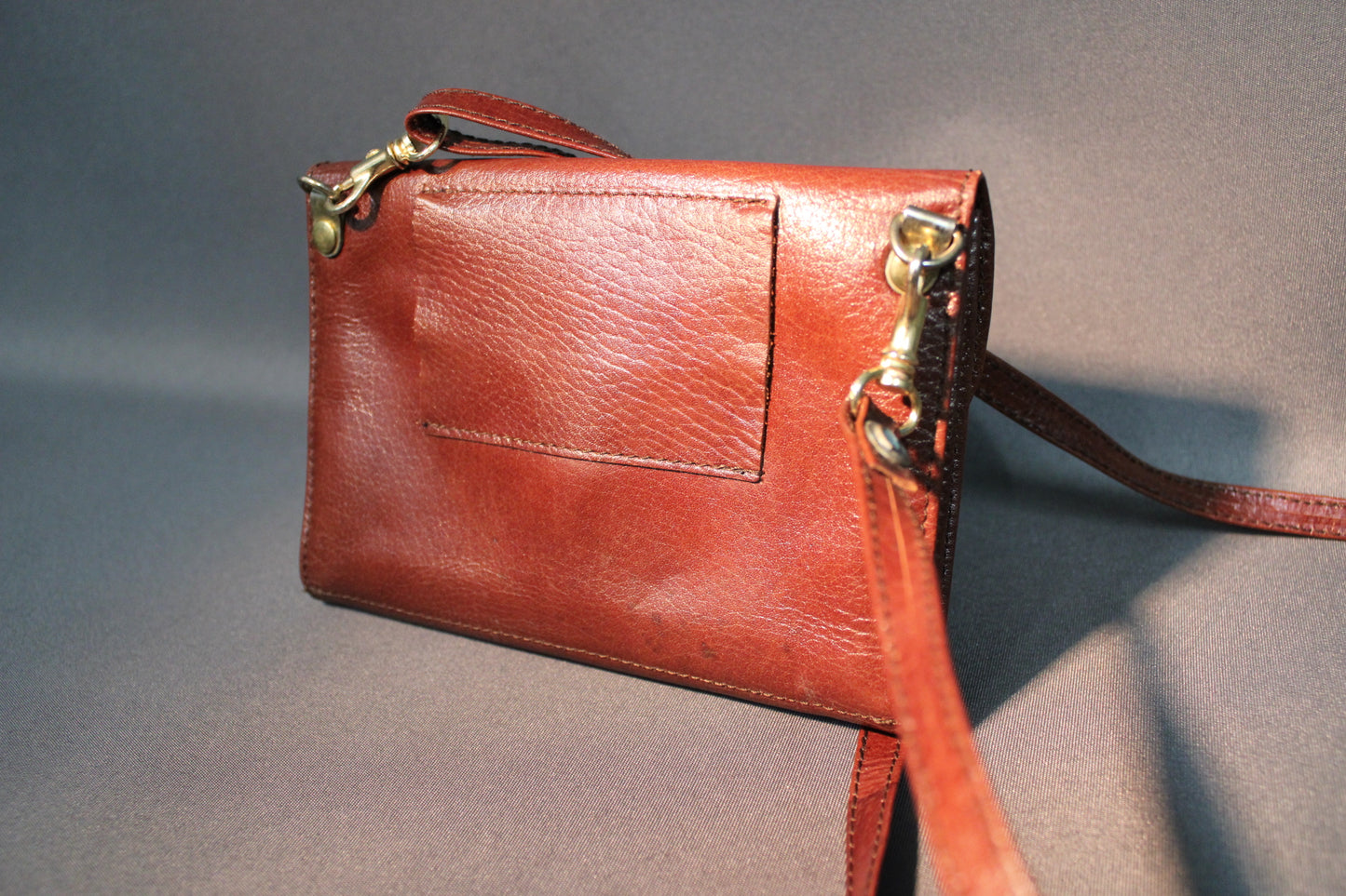 Pieni vintage-nahkalaukku takaa, nahkapinta ja olkahihna