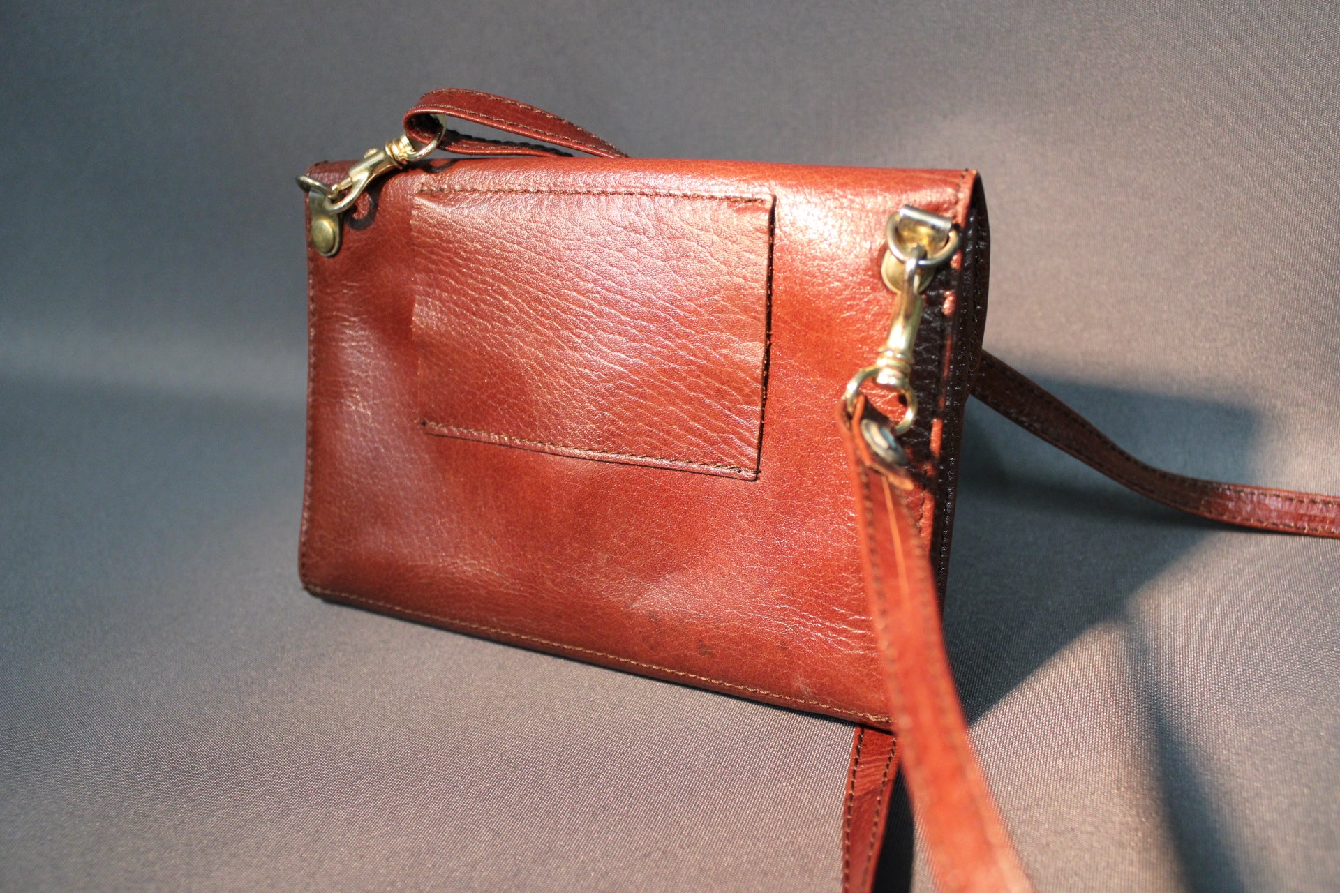 Pieni vintage-nahkalaukku takaa, nahkapinta ja olkahihna