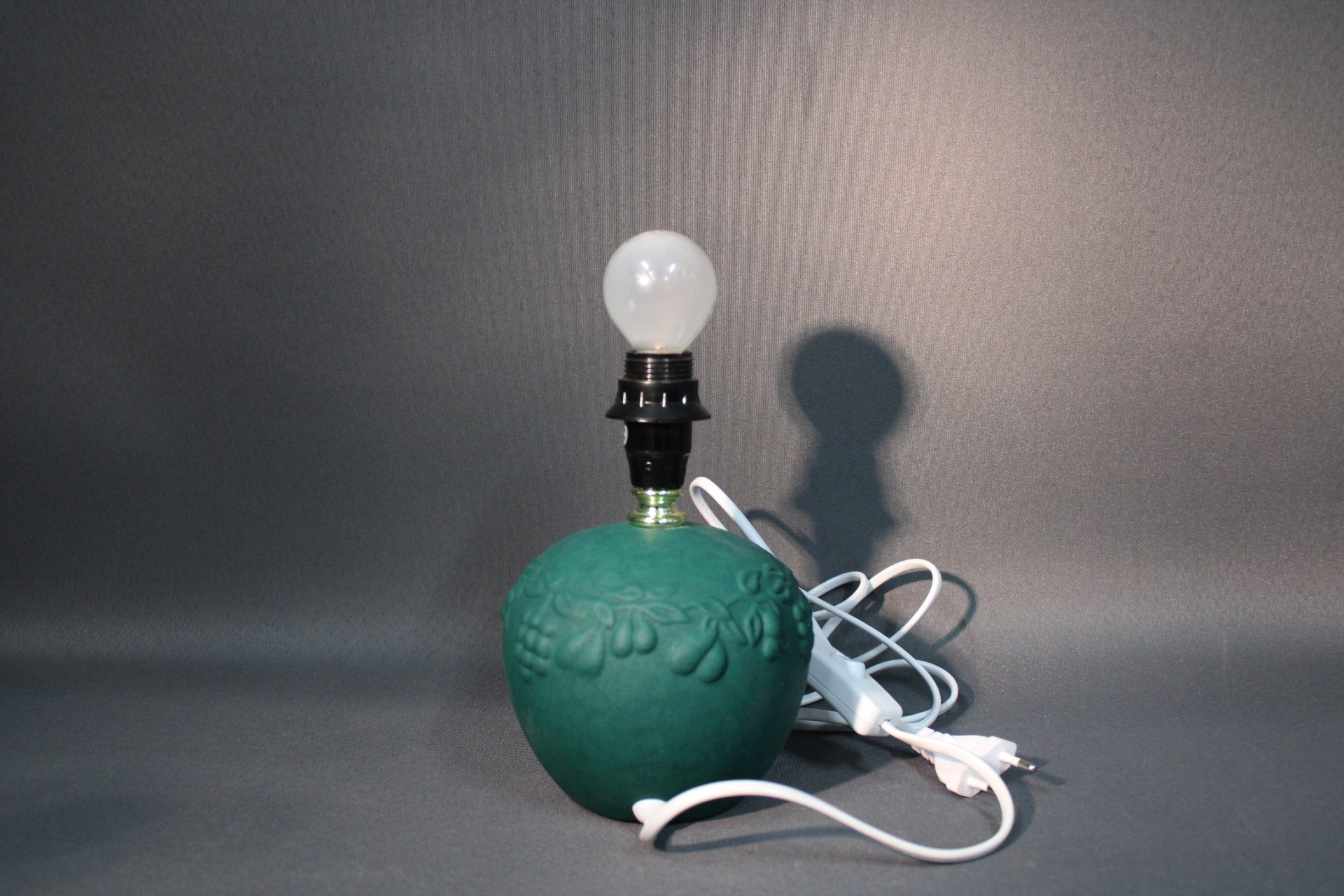 Vihreä posliini pöytävalaisin, pyöreä muoto ja kohokuvioitu pinta