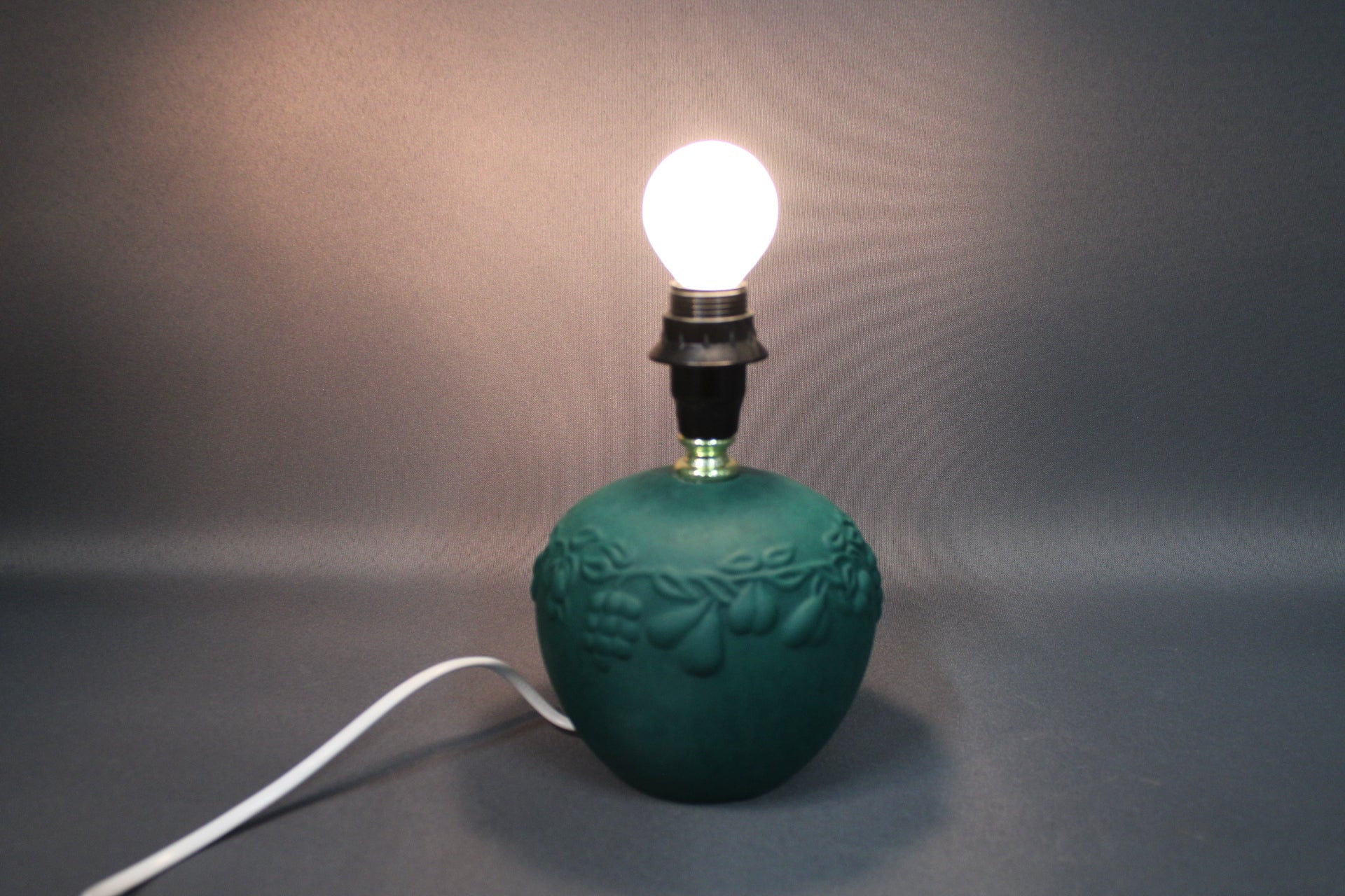 Vihreä pöytävalaisin valaistuna, pehmeä tunnelmavalo