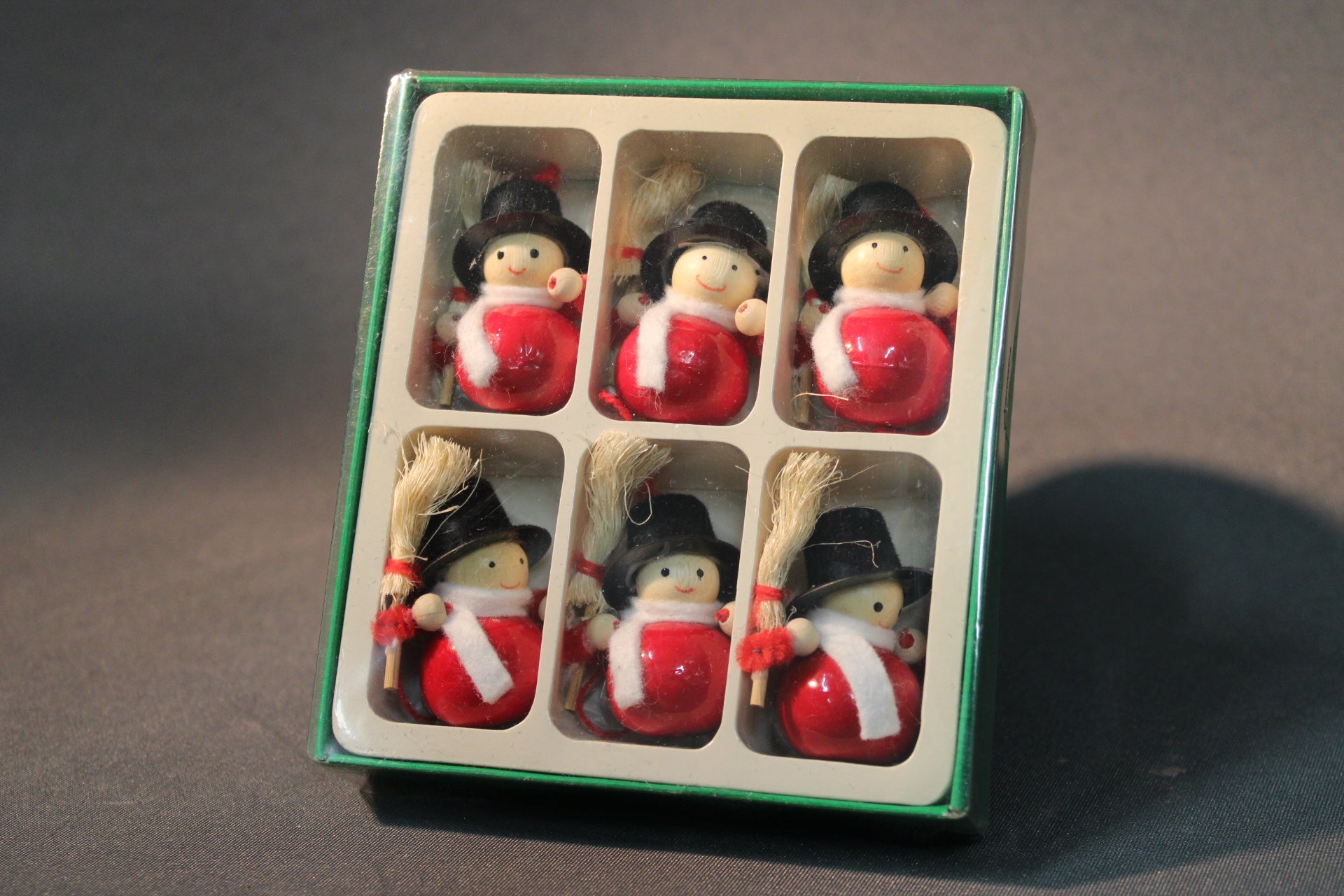 Puiset vintage-joulukoristeet, 6 kappaletta rasiassa