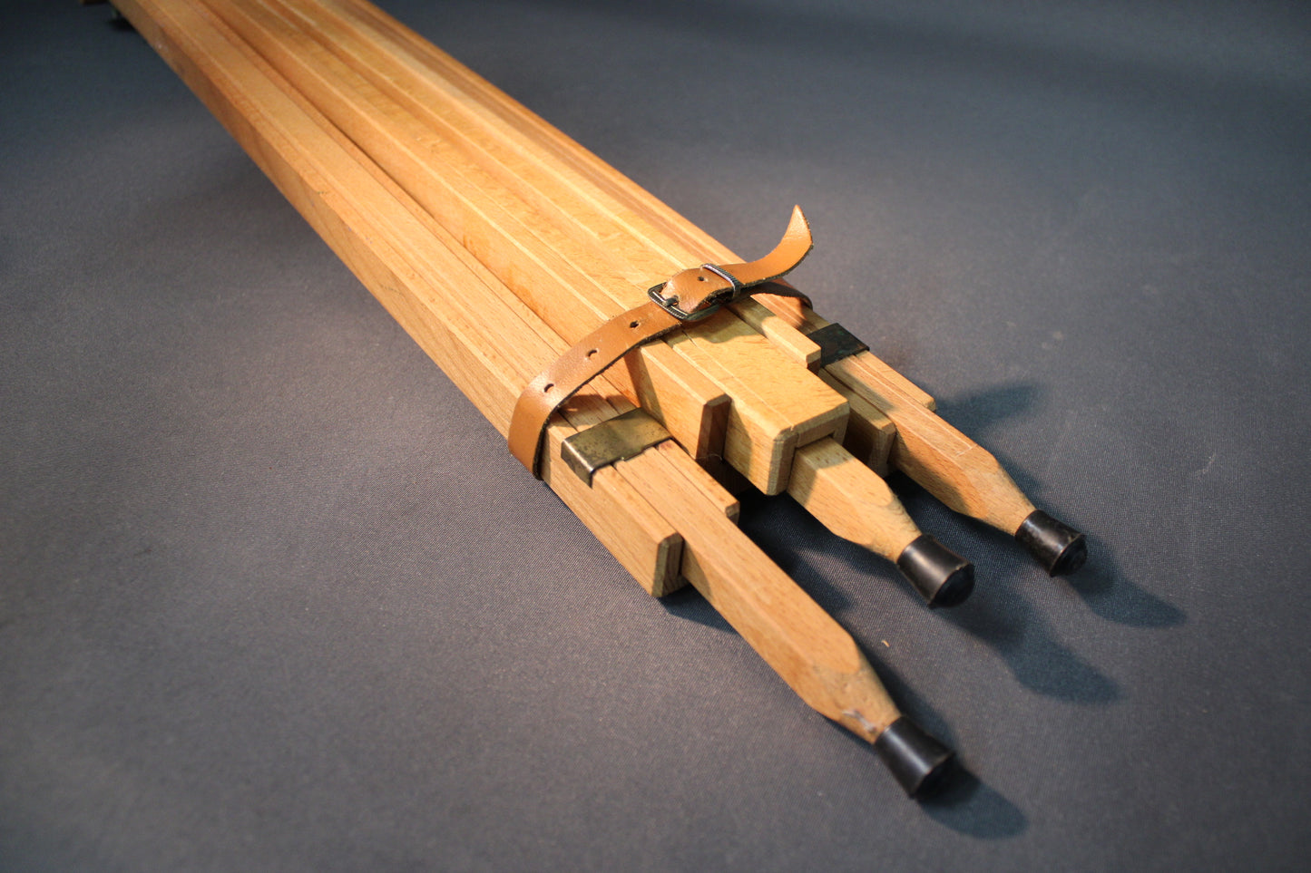 Puinen maalausteline, säätömekanismi ja yksityiskohta, jalka