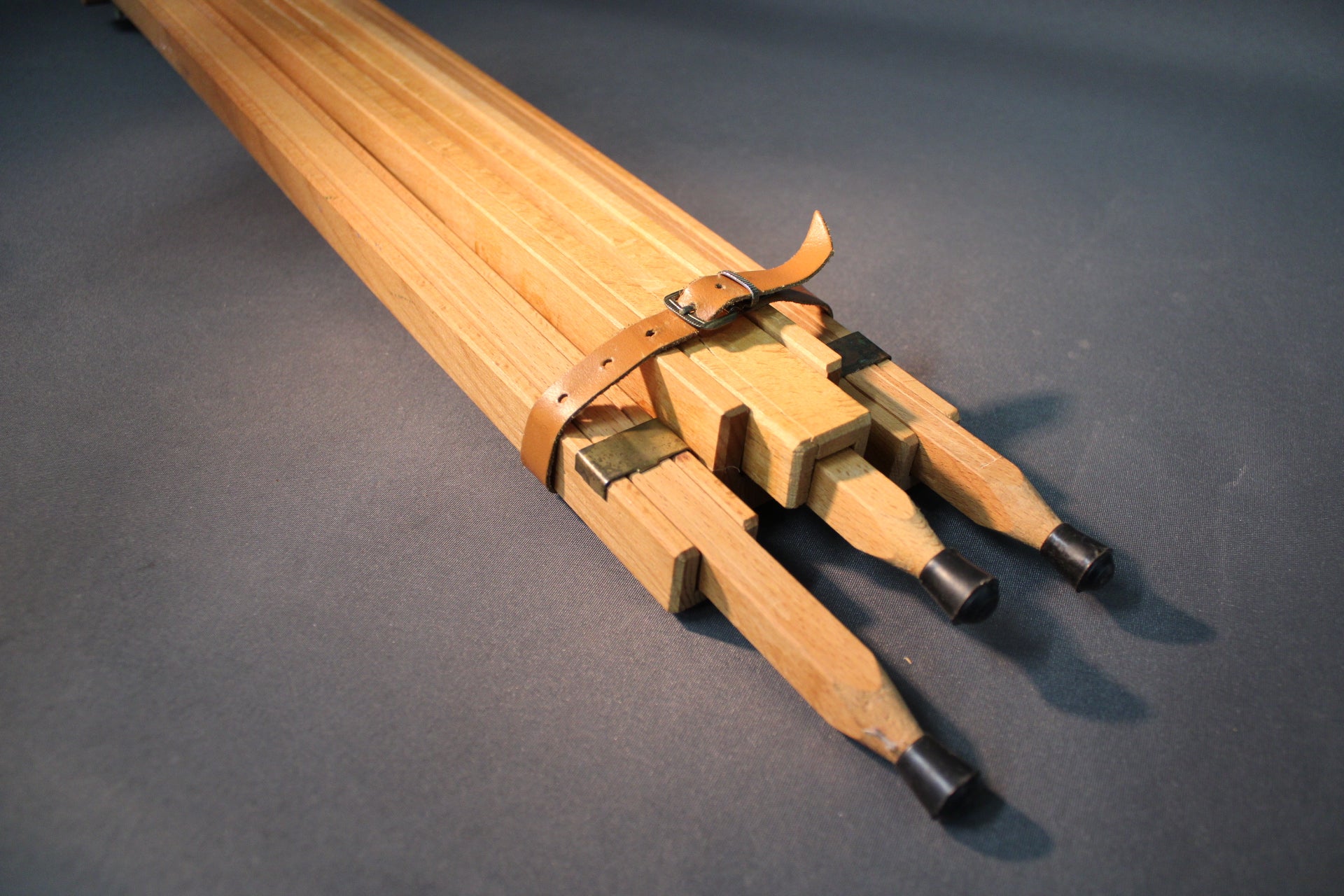 Puinen maalausteline, säätömekanismi ja yksityiskohta, jalka