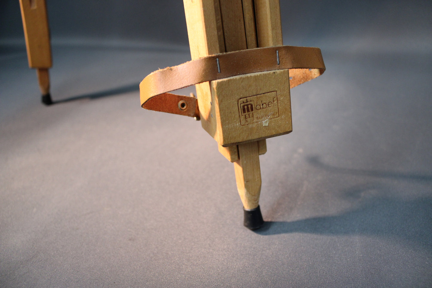 Puinen maalausteline, säätömekanismi ja yksityiskohta, luonnonpuu