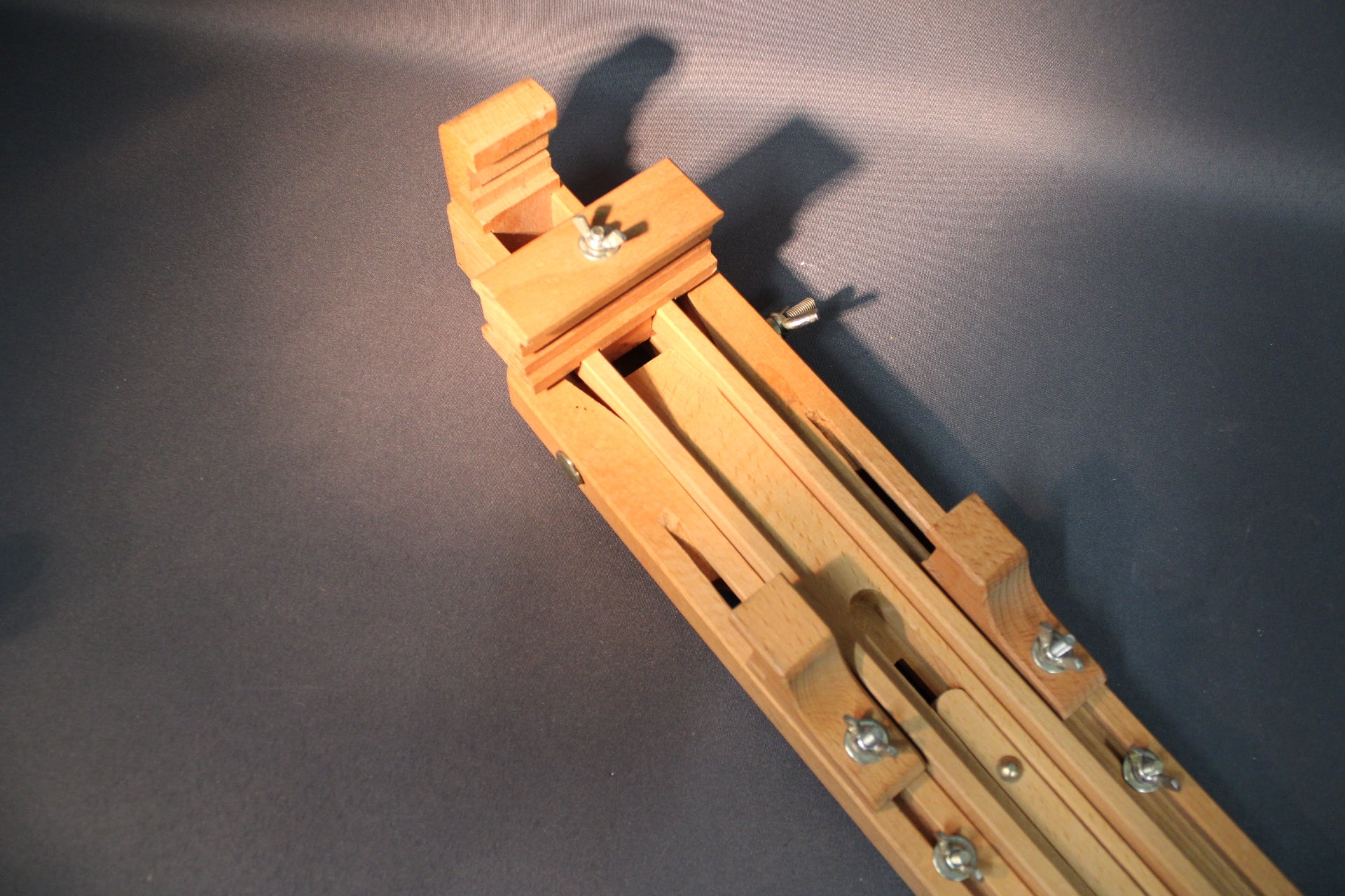 Puinen maalausteline, säätömekanismi