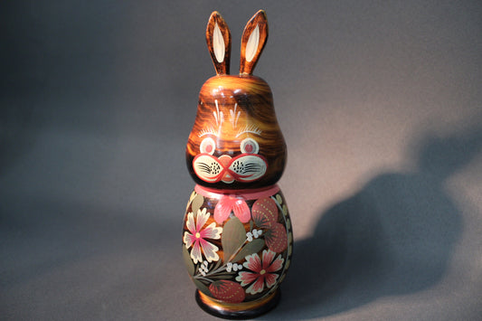 Puinen pupu -koriste, käsinmaalattu, ruskeasävyinen, kukkakoristeet