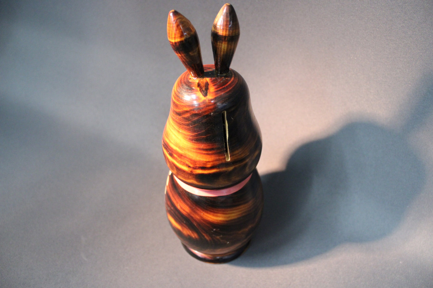 Käsinmaalattu puinen pupu -koriste, takapuolen yksityiskohta ja kolikkorako