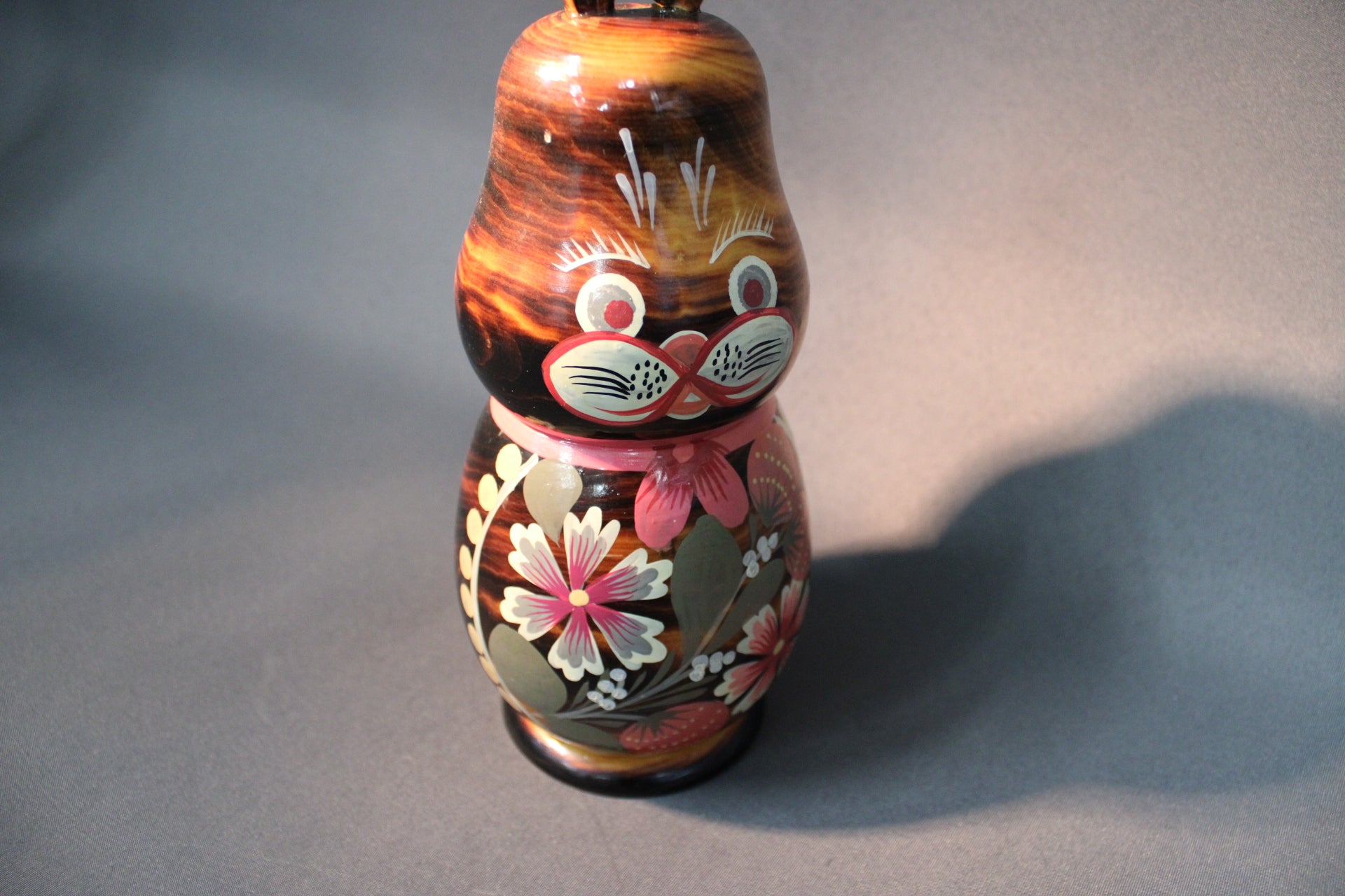 Puinen pupu -koriste, maalatut kasvot ja kukkakuviointi, käsityö