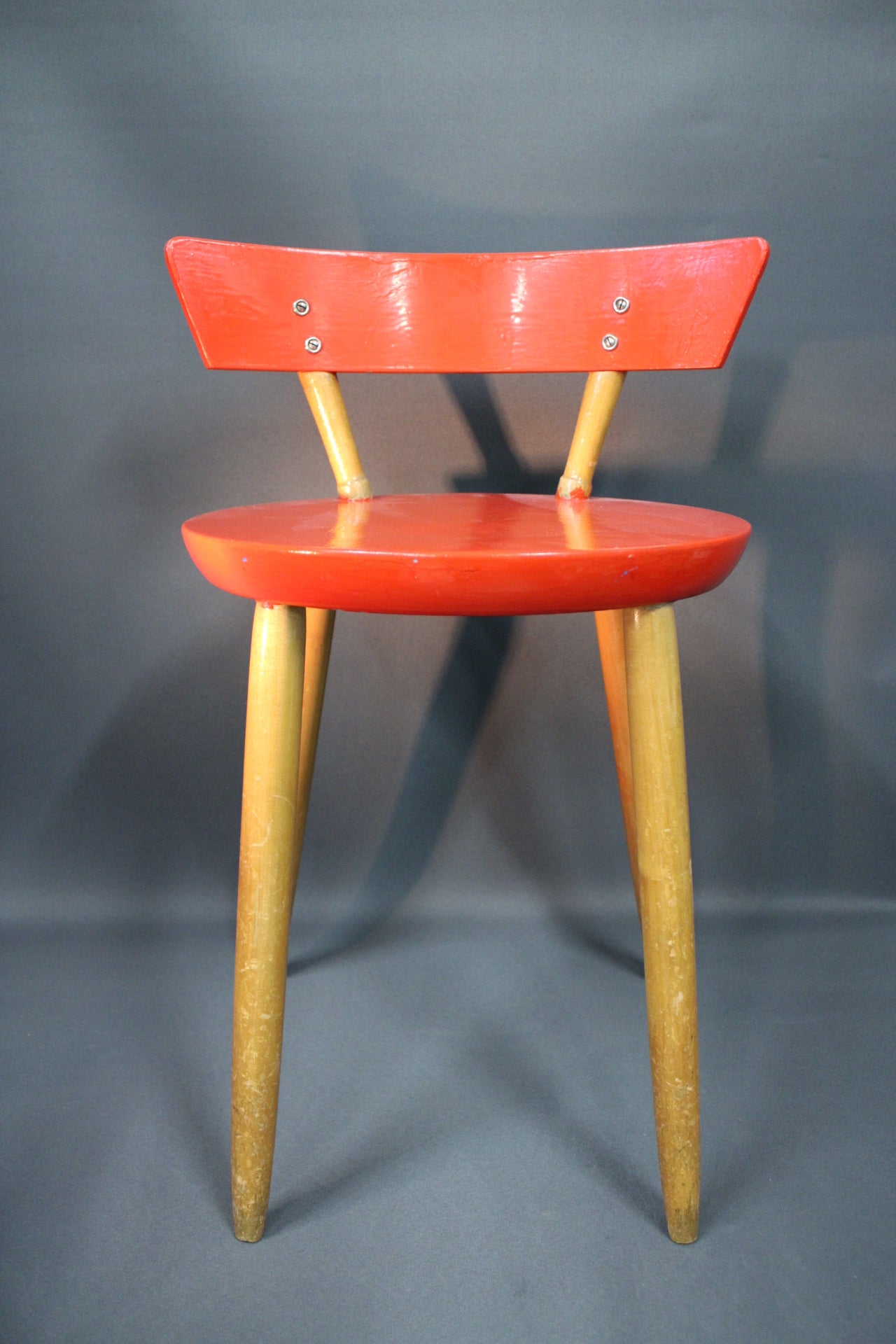 Puinen 1950-luvun tuoli, punainen istuin ja selkänoja, vaaleat puujalat, vintage-huonekalu