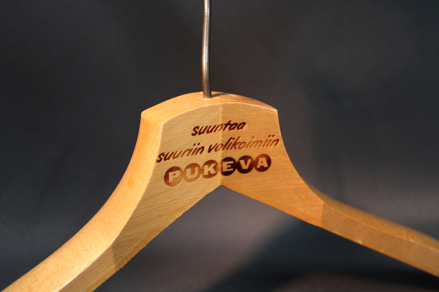 Pukeva-henkarin logo ja metallikoukku