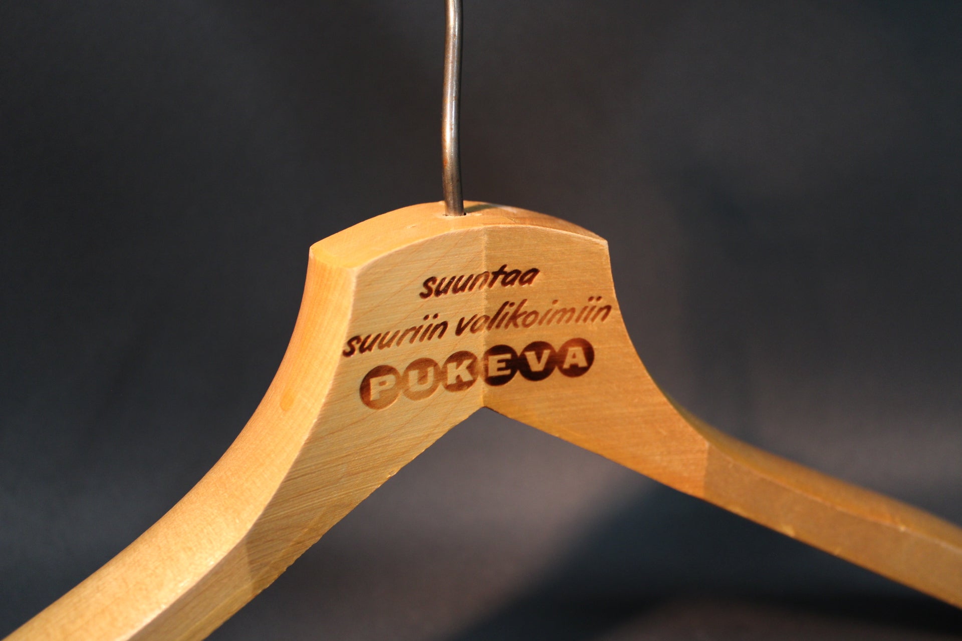 Pukeva-henkarin logo ja metallikoukku