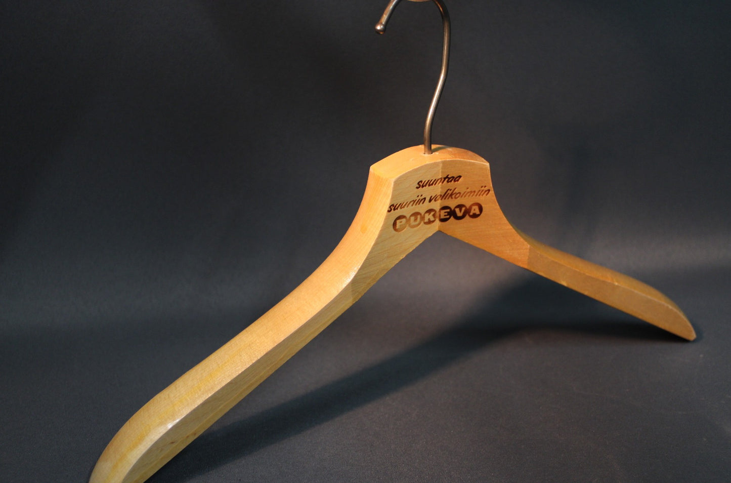 Pukeva puinen henkari, suomalainen vintage-design