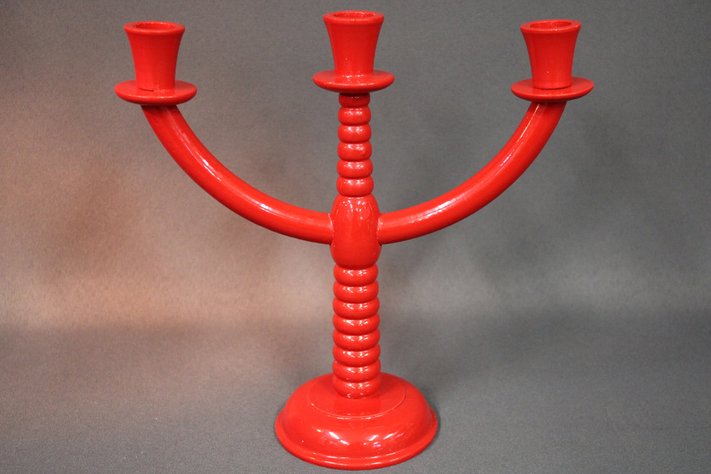Punainen puinen kynttilänjalka kokonaisuudessaan, kolmihaarainen, vintage-sisustusesine