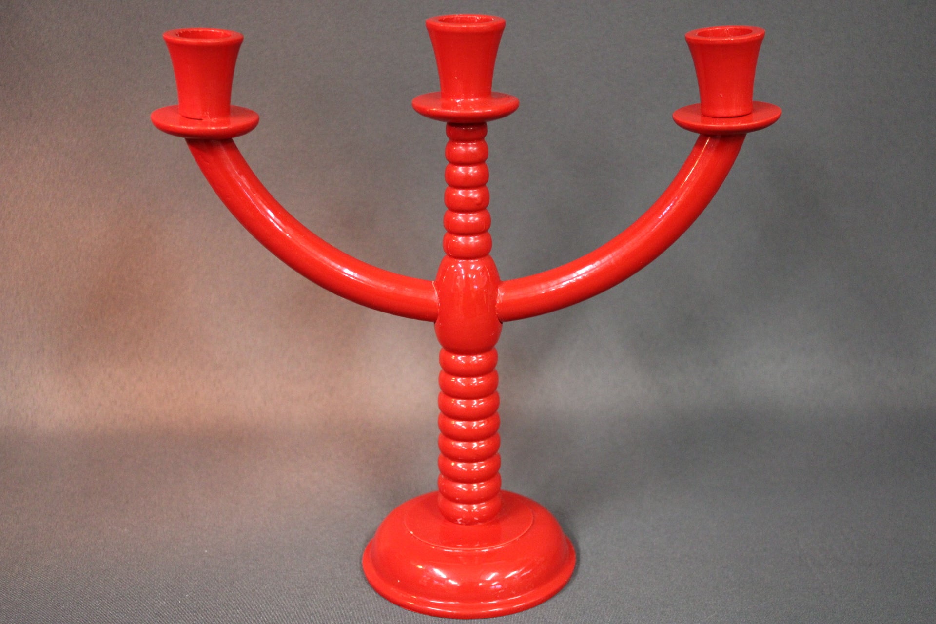 Punainen puinen kynttilänjalka kokonaisuudessaan, kolmihaarainen, vintage-sisustusesine