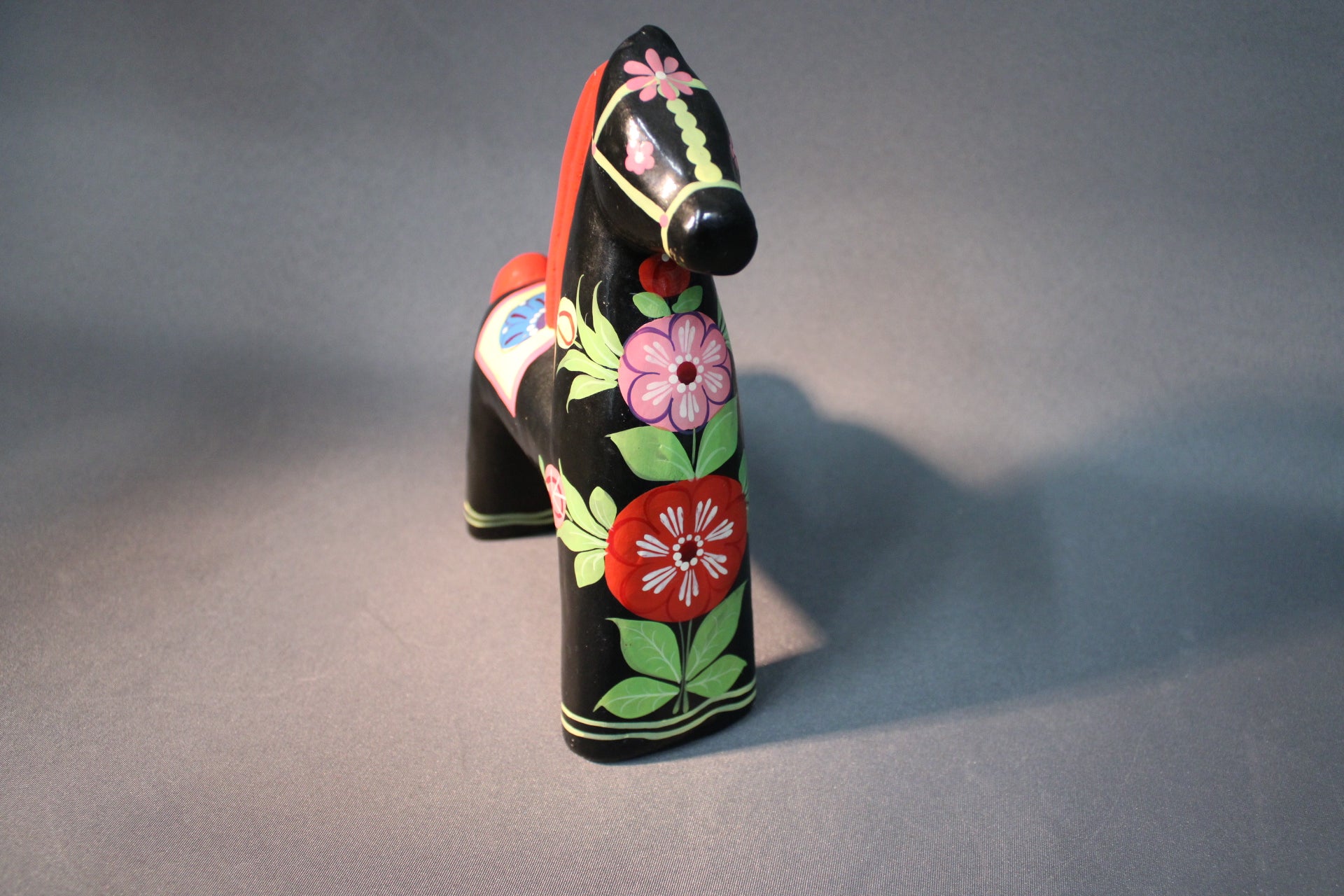 Käsin maalattu puuhevonen edestä, kukkamaalaus ja koristeelliset yksityiskohdat