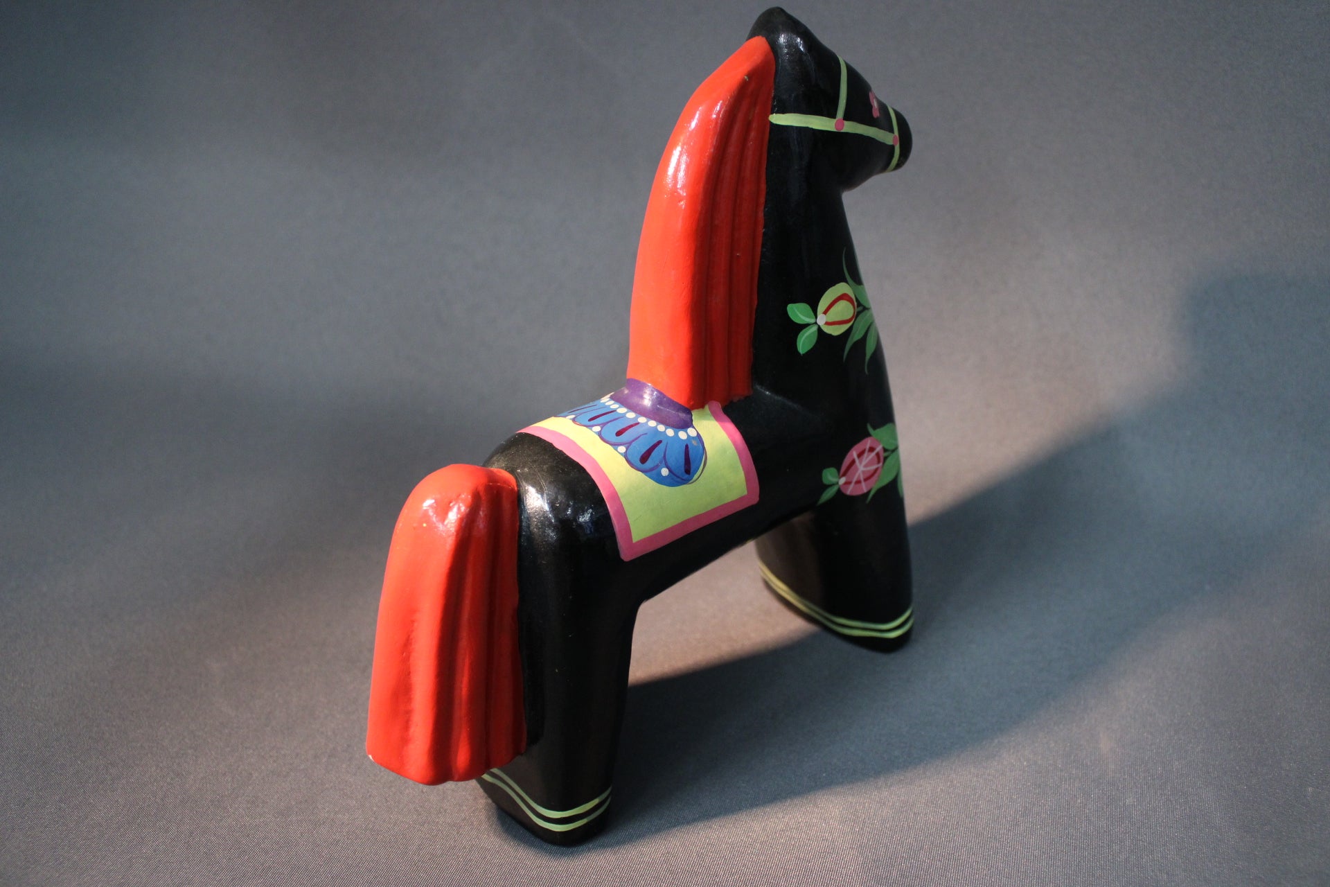 Käsin maalattu puuhevonen takaapäin, maalattu selkäkoriste ja häntä