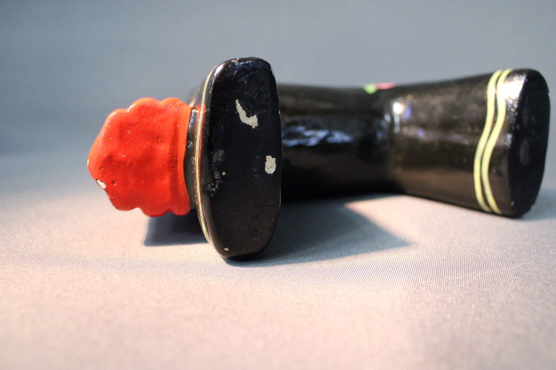 Käsin maalatun puuhevosen pohja, käytön jälkiä ja patinaa