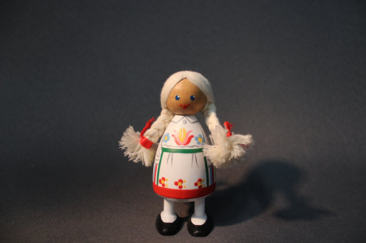 pieni puunukke, käsinmaalattu perinneasu