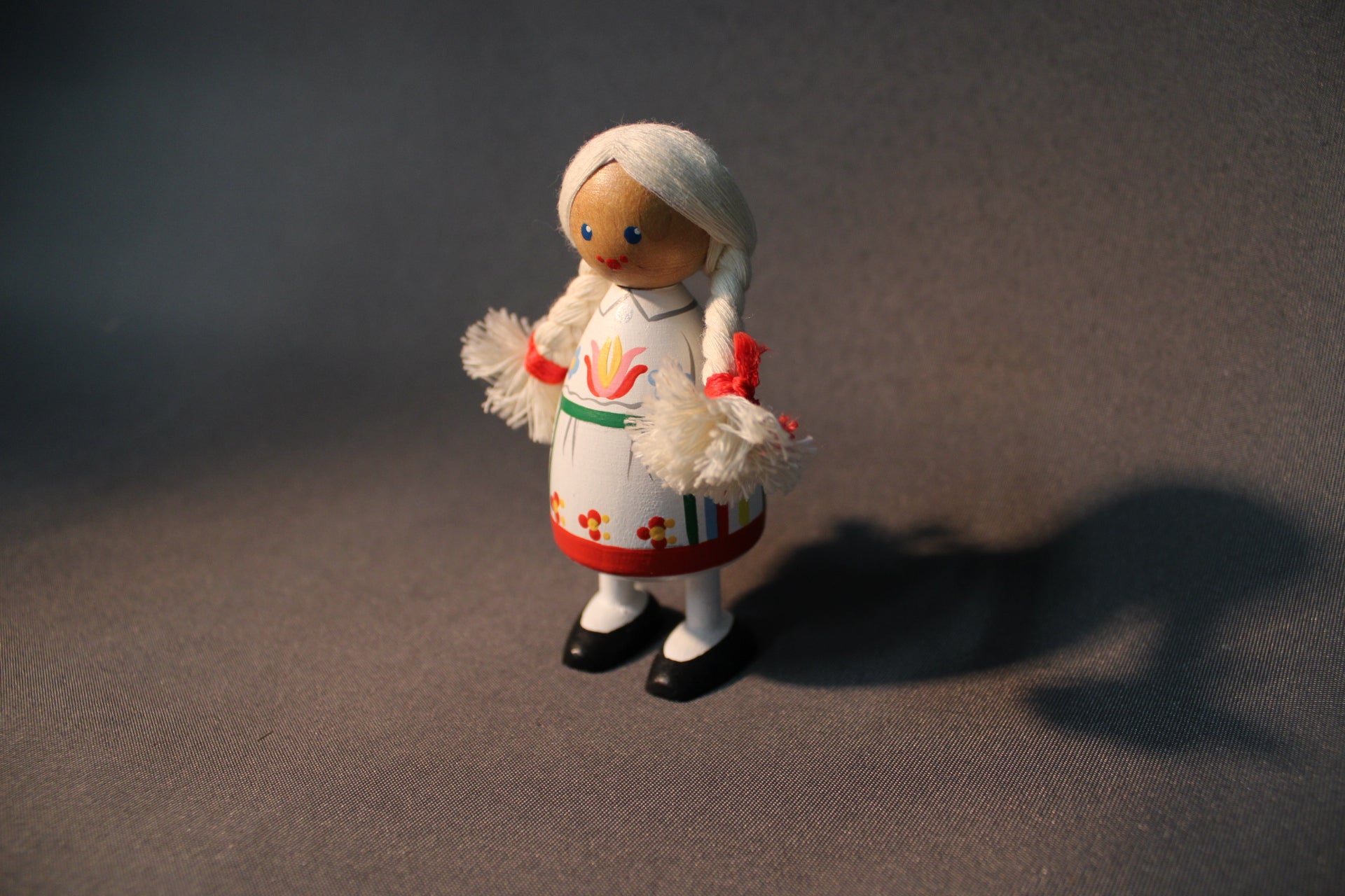 Puinen puunukke sivusta, käsinmaalattu ja palmikoidut hiukset