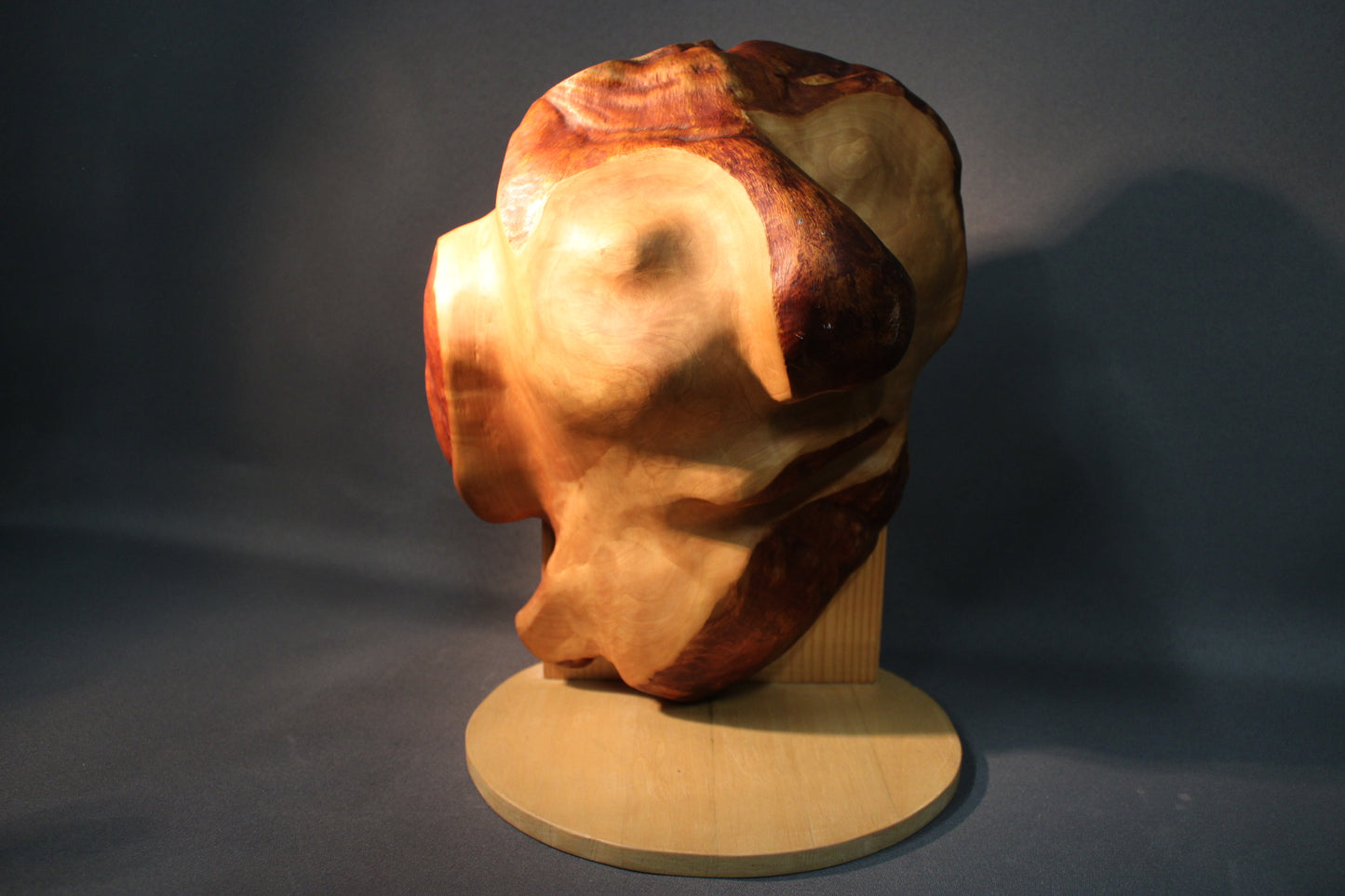 Puuveistos orgaanisilla muodoilla, puun syykuviot näkyvät.