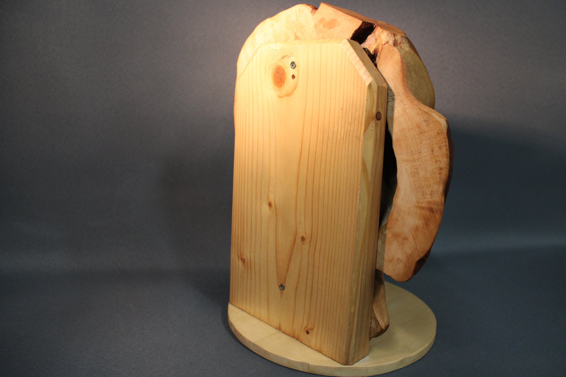 Puuveistos takaa, puinen tukirakenne ja alusta.