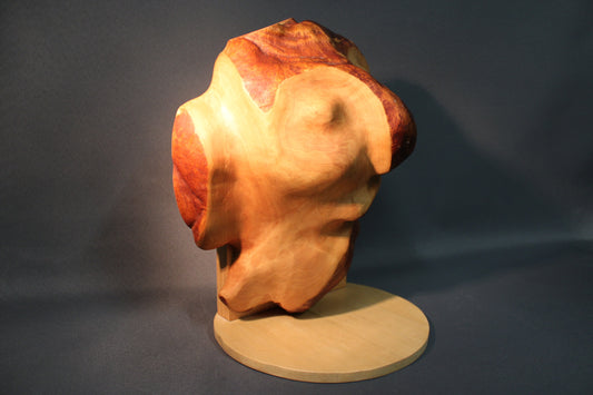 Uniikki käsintehty puuveistos puualustalla, edestä kuvattuna.