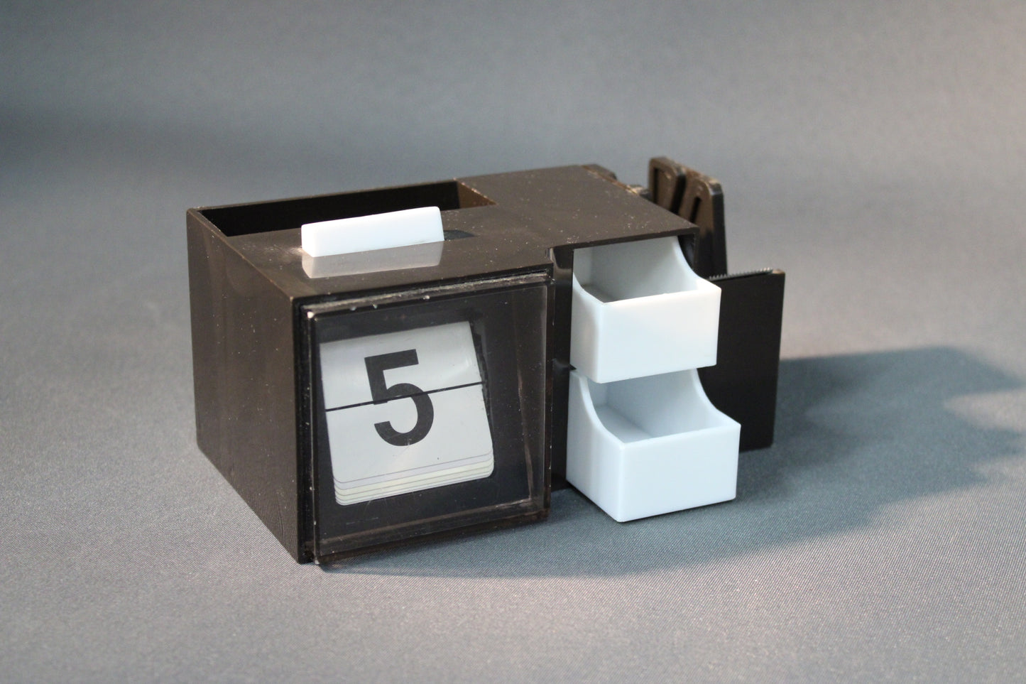 Lipukekalenteri käytössä, numerolipuke vaihtuneena ja laatikot avoinna.