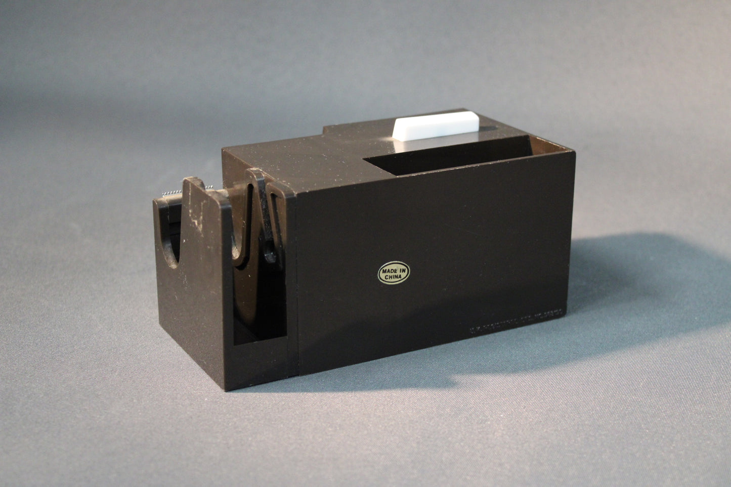 Kalenterin takapuoli, jossa näkyy ”Made in China” -tarra ja teippipaikka.