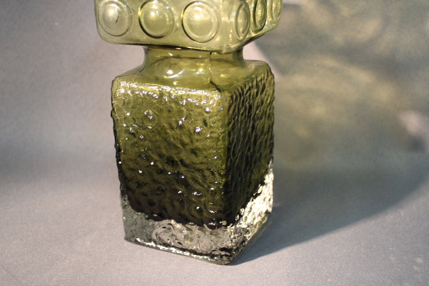 Kehrä-maljakon kohokuvioitu lasipinta