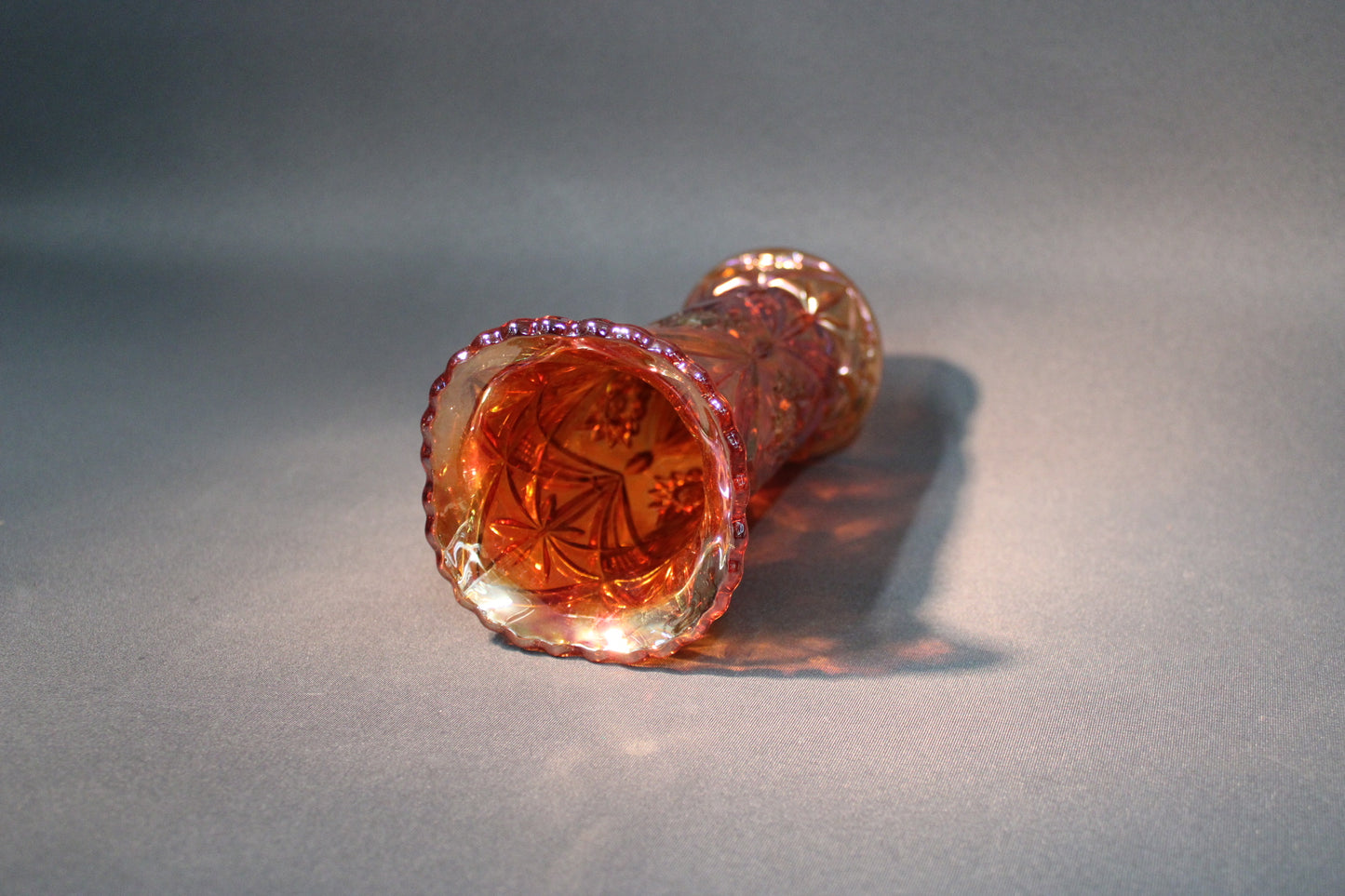 Riihimäen lasin oranssi lysterilasi-maljakko, yläosa ja koristepinta.