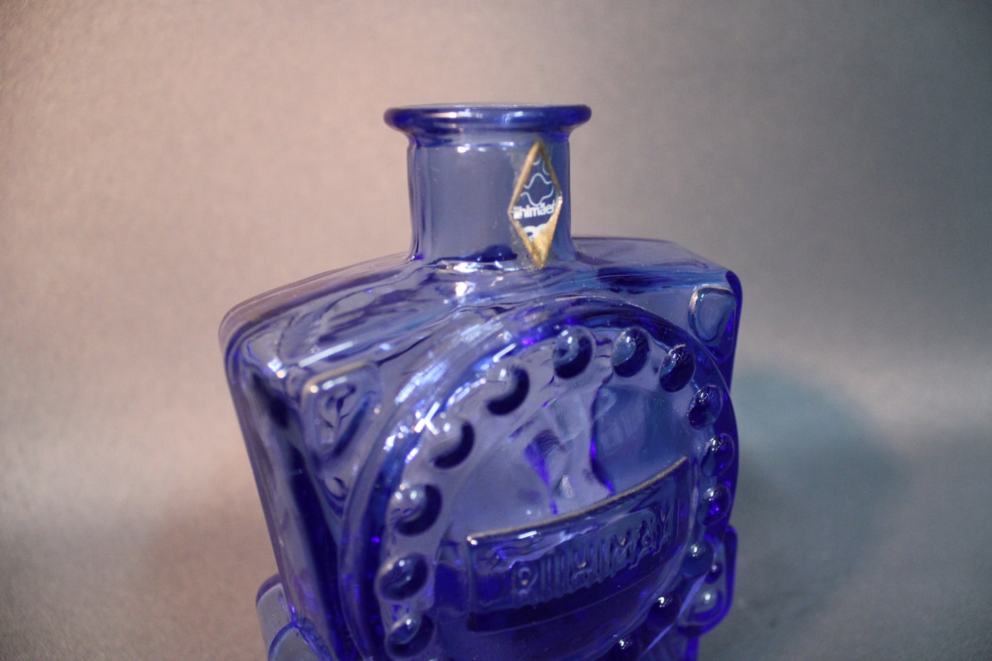 Riihimäen Lasi veturipullo, sininen lasi, alkuperäinen tarra kaulassa