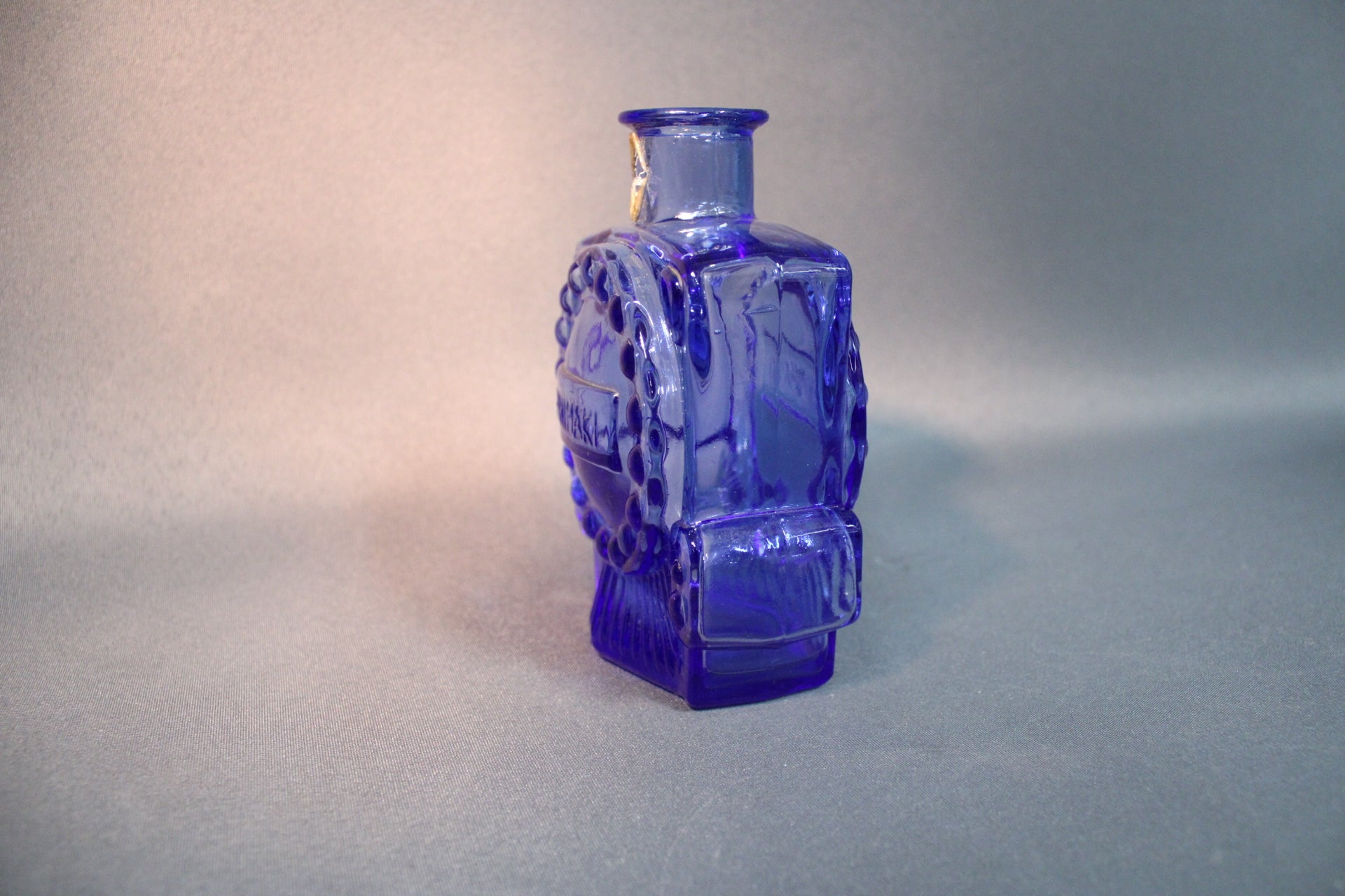 Riihimäen Lasi veturipullo sininen, kohokuvioitu etuosa