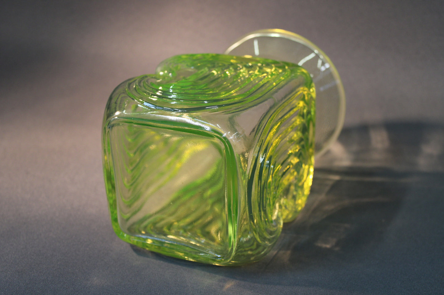 Riihimäen lasi Amuletti, maljakon pohjan yksityiskohta