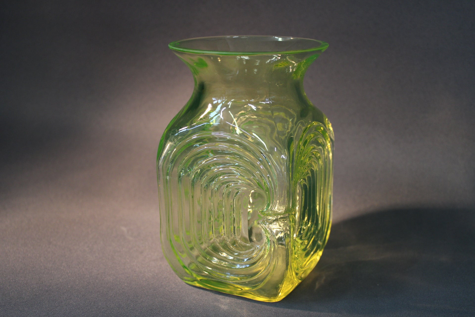 Riihimäen lasi Amuletti maljakko, keltainen lasi, Tamara Aladin