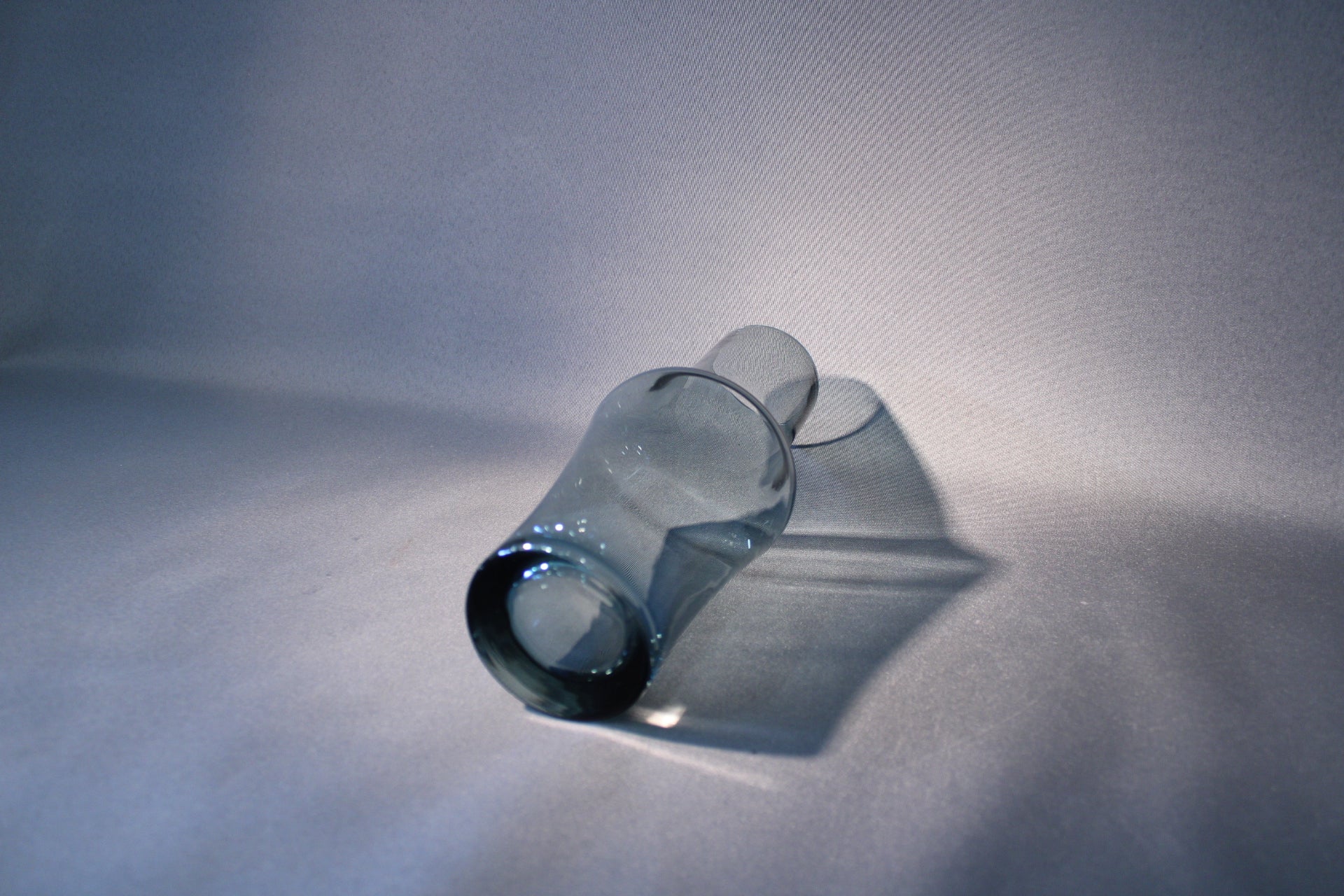 Siniharmaa Tamara Aladin taidelasi maljakko, Riihimäen Lasi