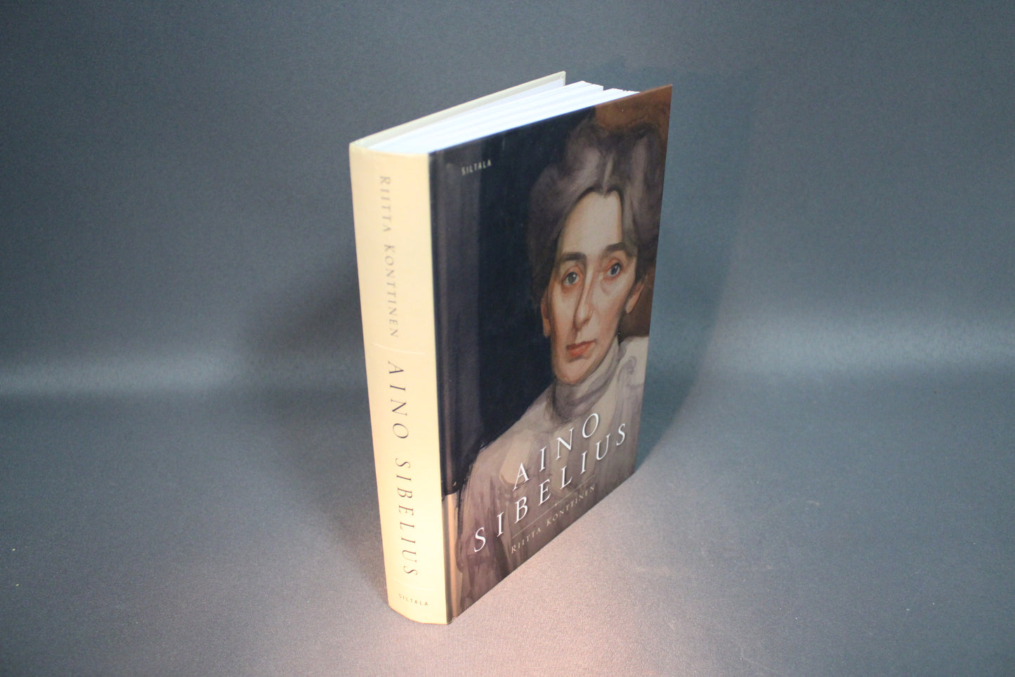 Riitta Konttisen kirjoittama Aino Sibelius -elämäkertakirja, ehjä kovakantinen kirja