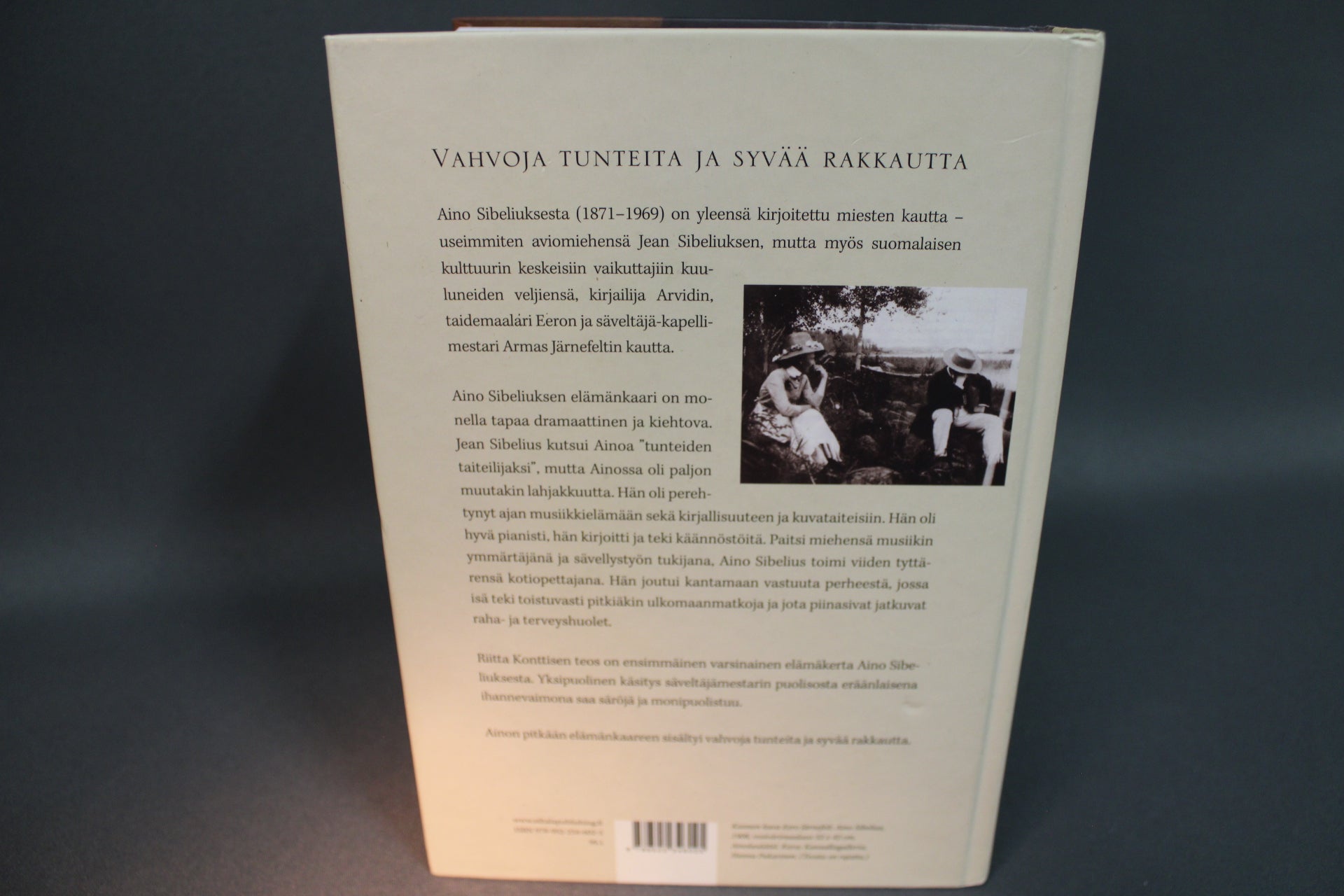 Riitta Konttisen kirjoittama Aino Sibelius -elämäkertakirja, takakansi