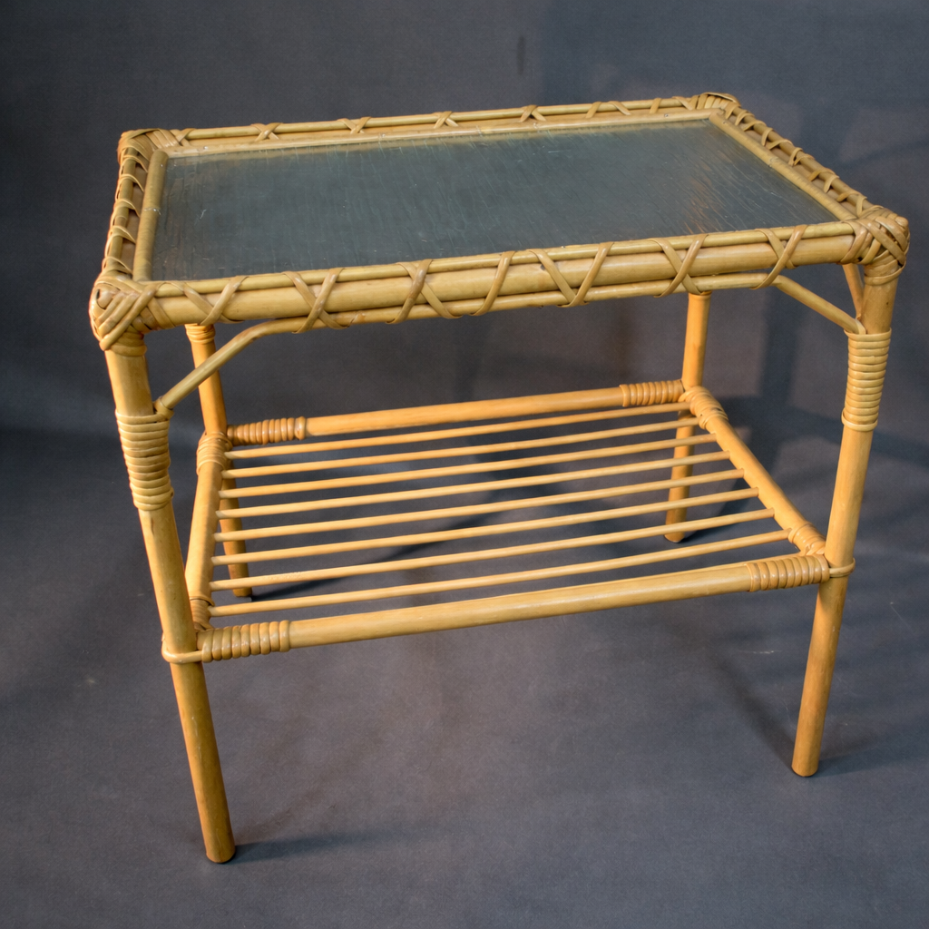 Rottinkinen apupöytä lasitasolla, luonnonvärinen rottinki, etunäkymä