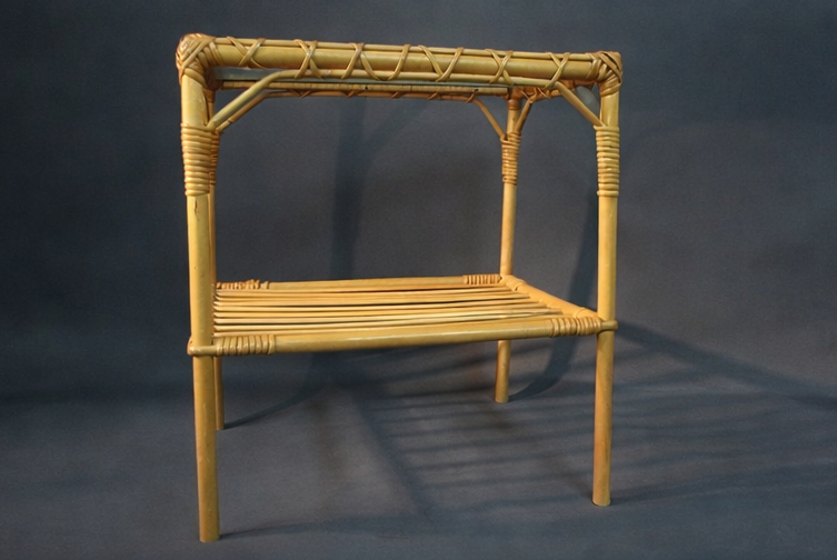 Rottinkinen apupöytä, lasitaso ja alempi hyllytaso, viistokuvakulma