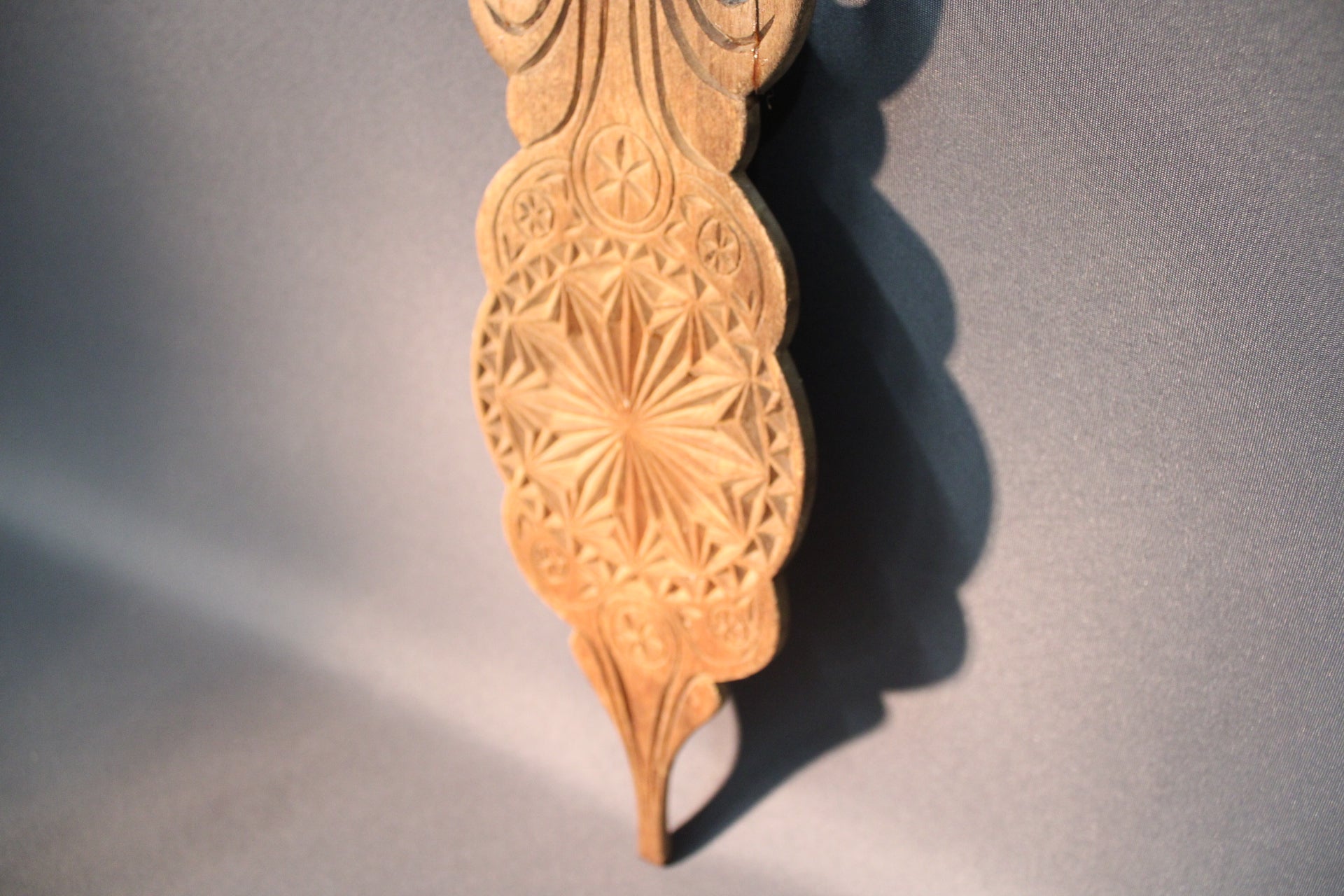 Rukinlavan yksityiskohta, geometrinen kaiverrus puussa