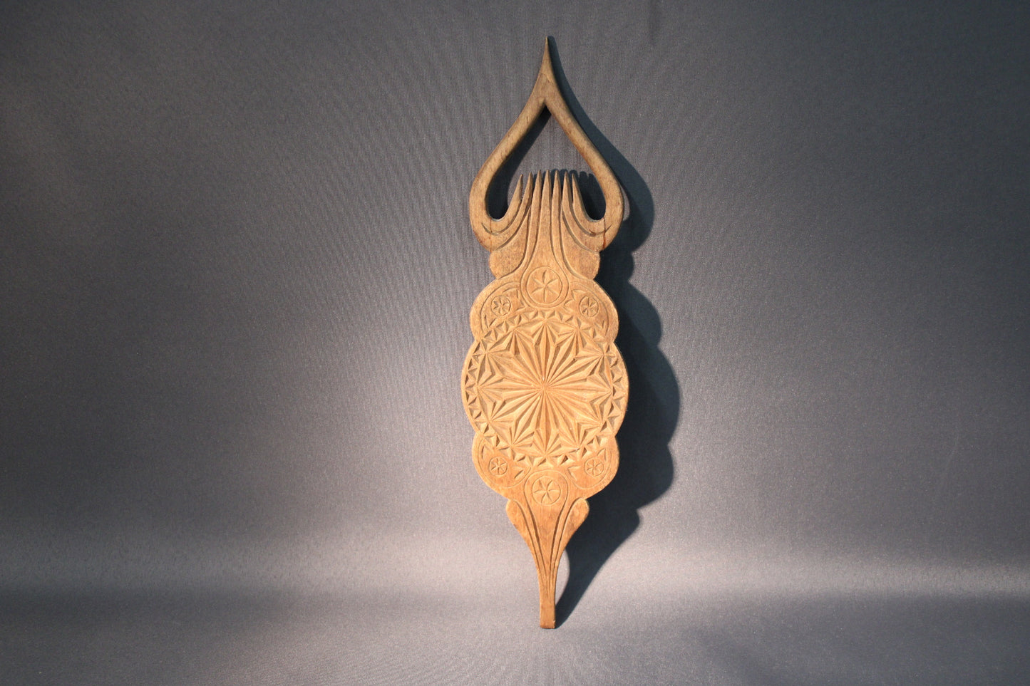 Puinen rukinlapa, kaiverrettu koristekuvio, suomalainen käsityö